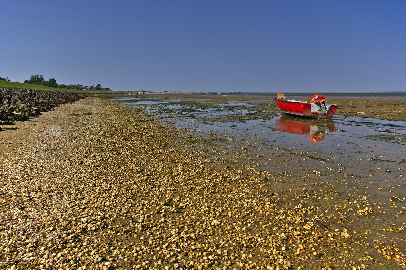 Pentax K100D + Pentax smc DA 18-55mm F3.5-5.6 AL sample photo. Gravel beach with fishing boat and tidal mudflats photography