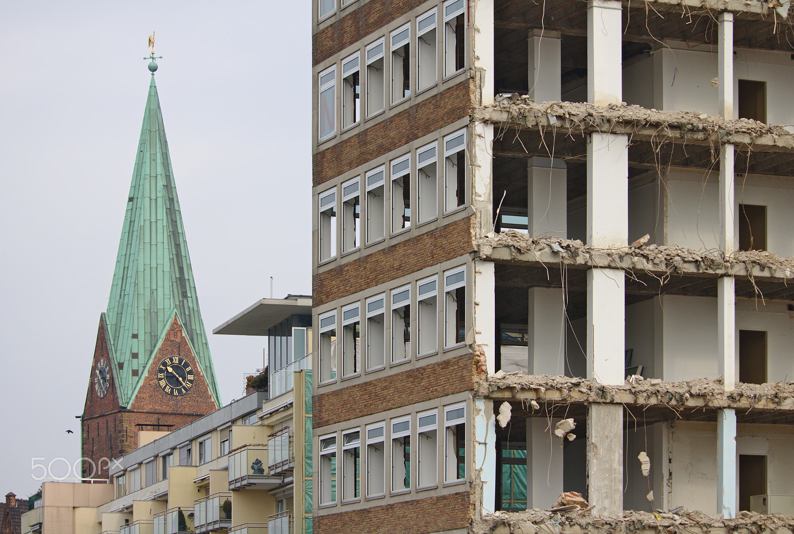 Canon EOS 750D (EOS Rebel T6i / EOS Kiss X8i) + Canon EF-S 55-250mm F4-5.6 IS STM sample photo. Demolished building and church tower photography