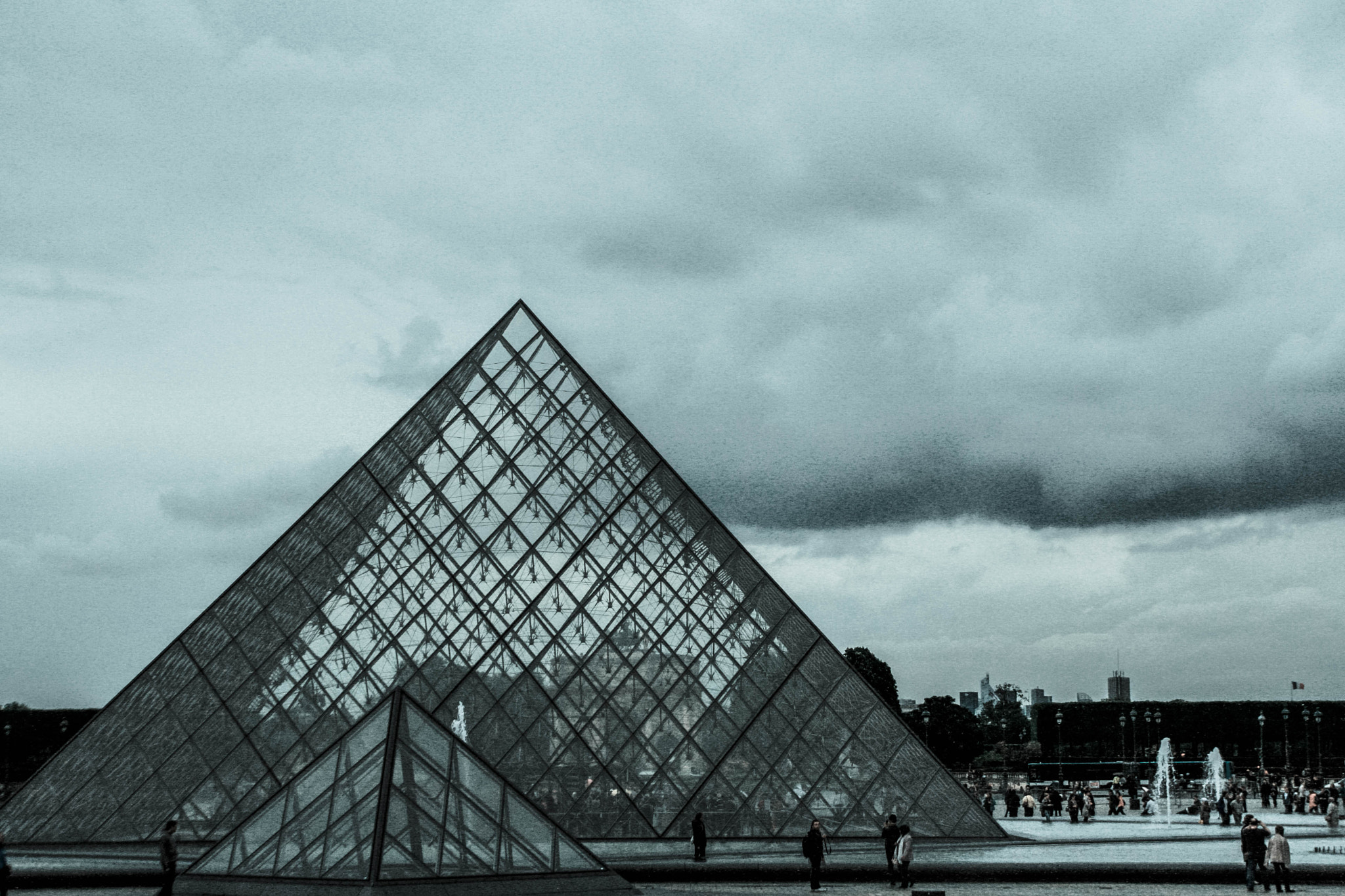 Canon EF-S 18-200mm F3.5-5.6 IS sample photo. Ancient louvre photography