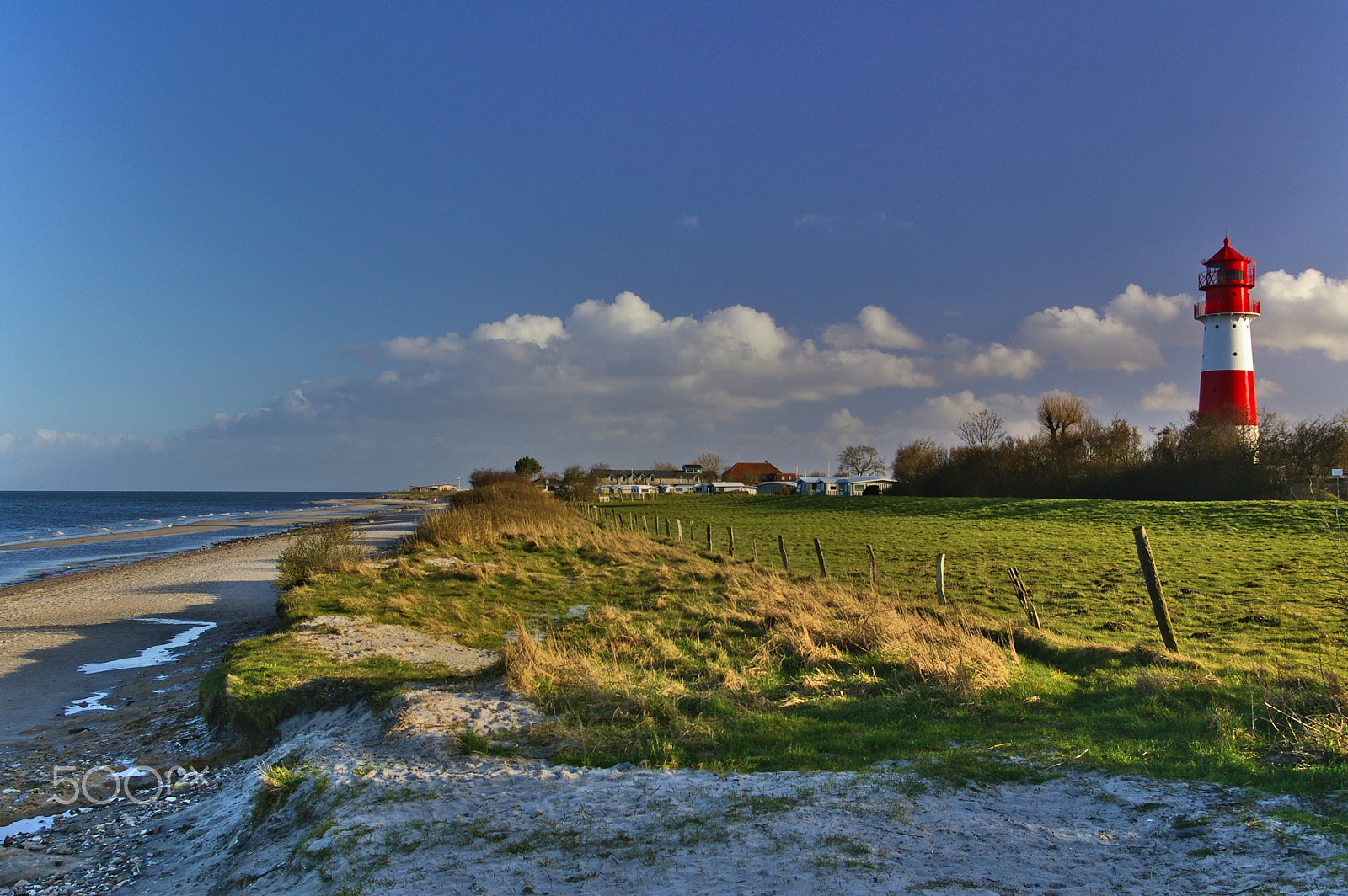 Pentax K100D + Pentax smc DA 18-55mm F3.5-5.6 AL sample photo. Beach with lighthouse, fence, sky, clouds photography