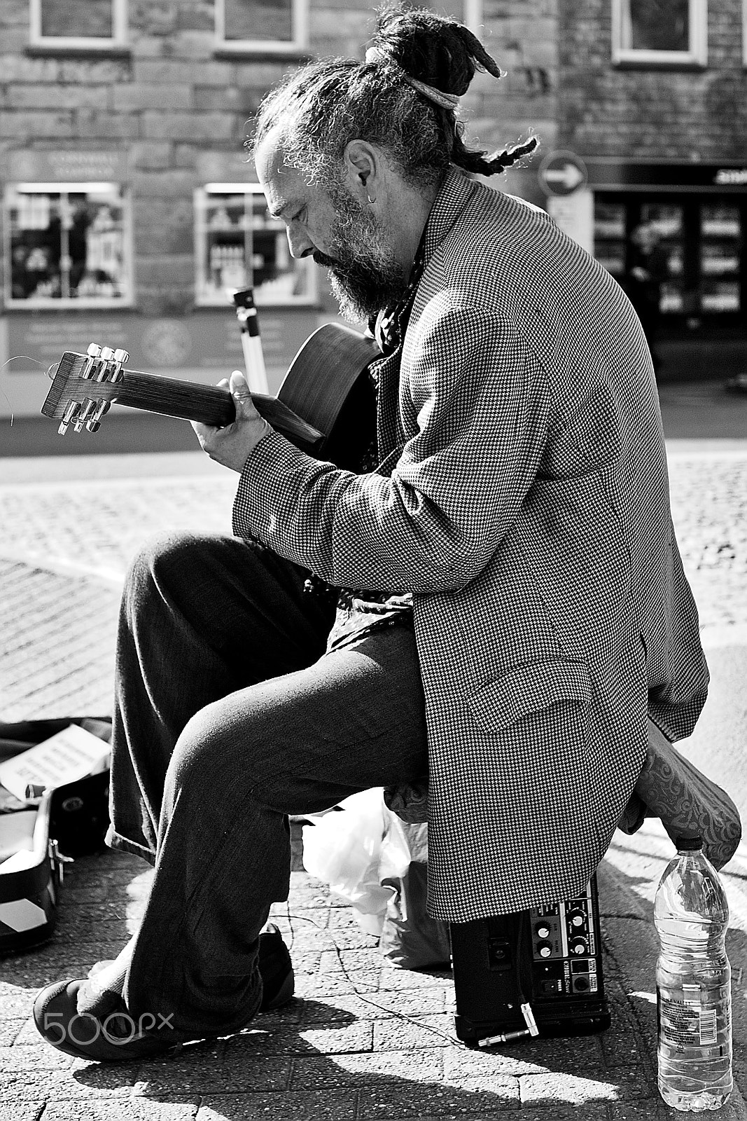 Canon EOS 100D (EOS Rebel SL1 / EOS Kiss X7) sample photo. A busker in padstow. photography