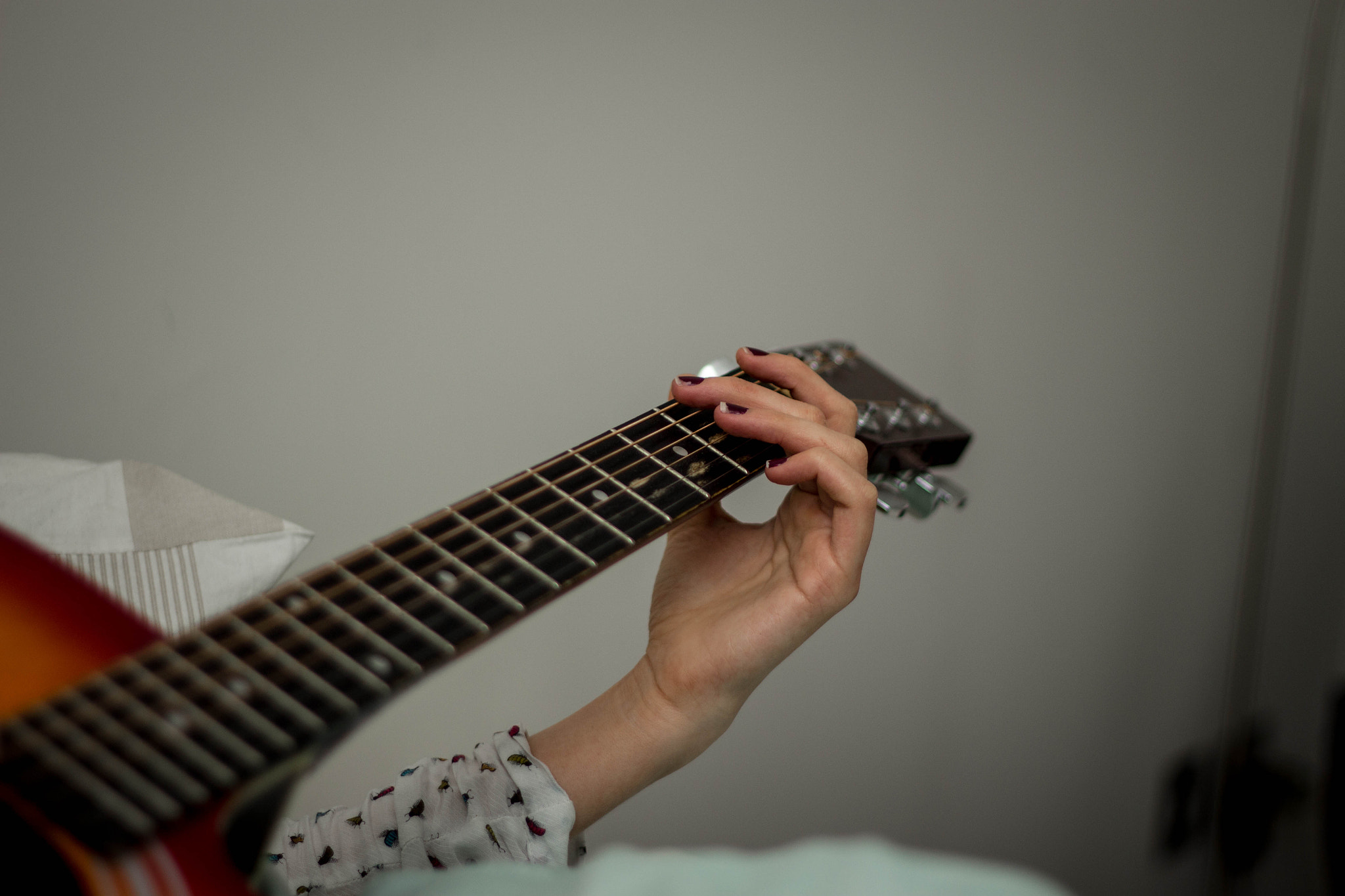 Canon EOS 700D (EOS Rebel T5i / EOS Kiss X7i) + Canon EF 50mm F1.8 II sample photo. On the guitar photography