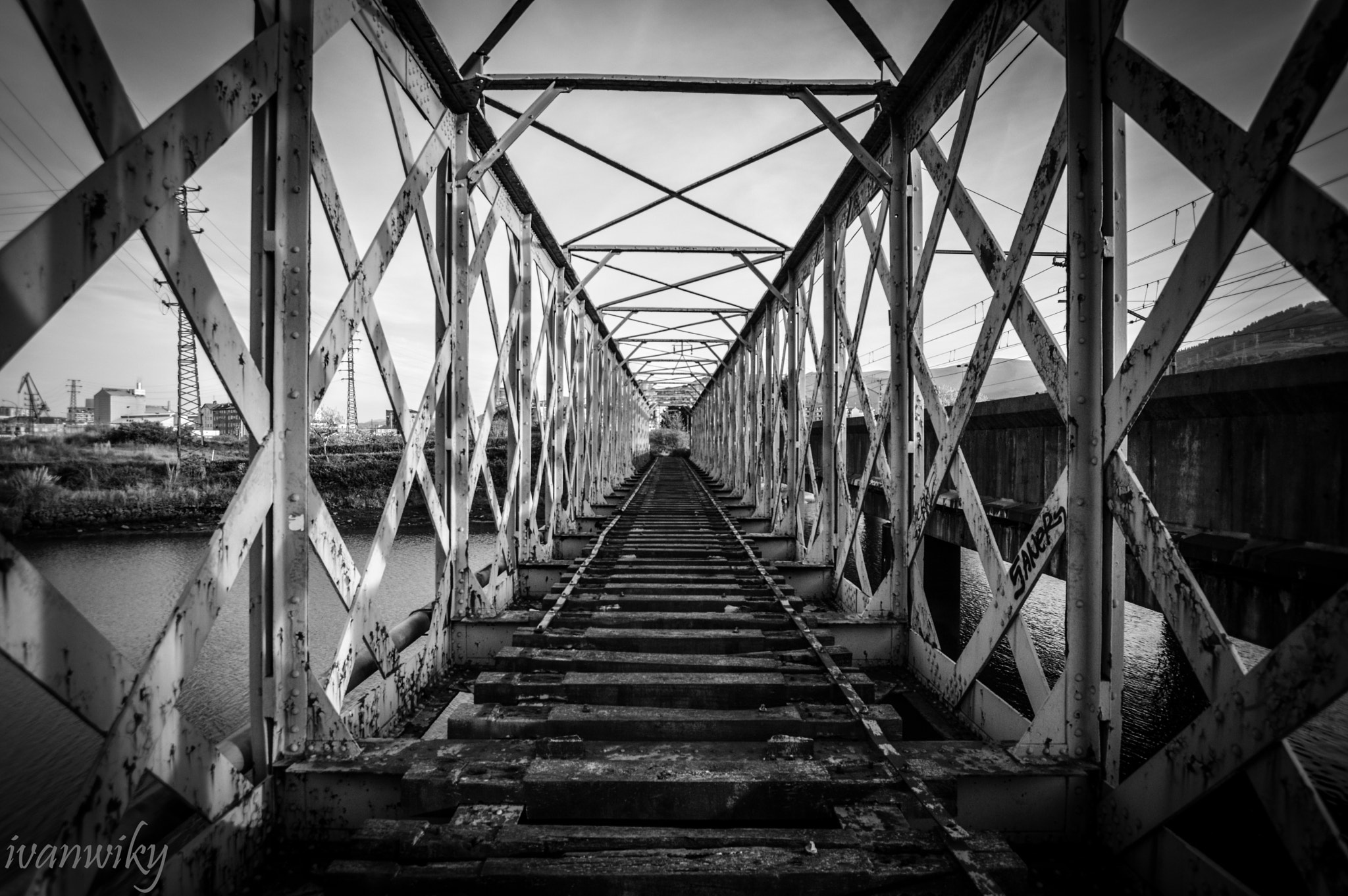 Sigma 10-20mm F3.5 EX DC HSM sample photo. Puente de hierro photography