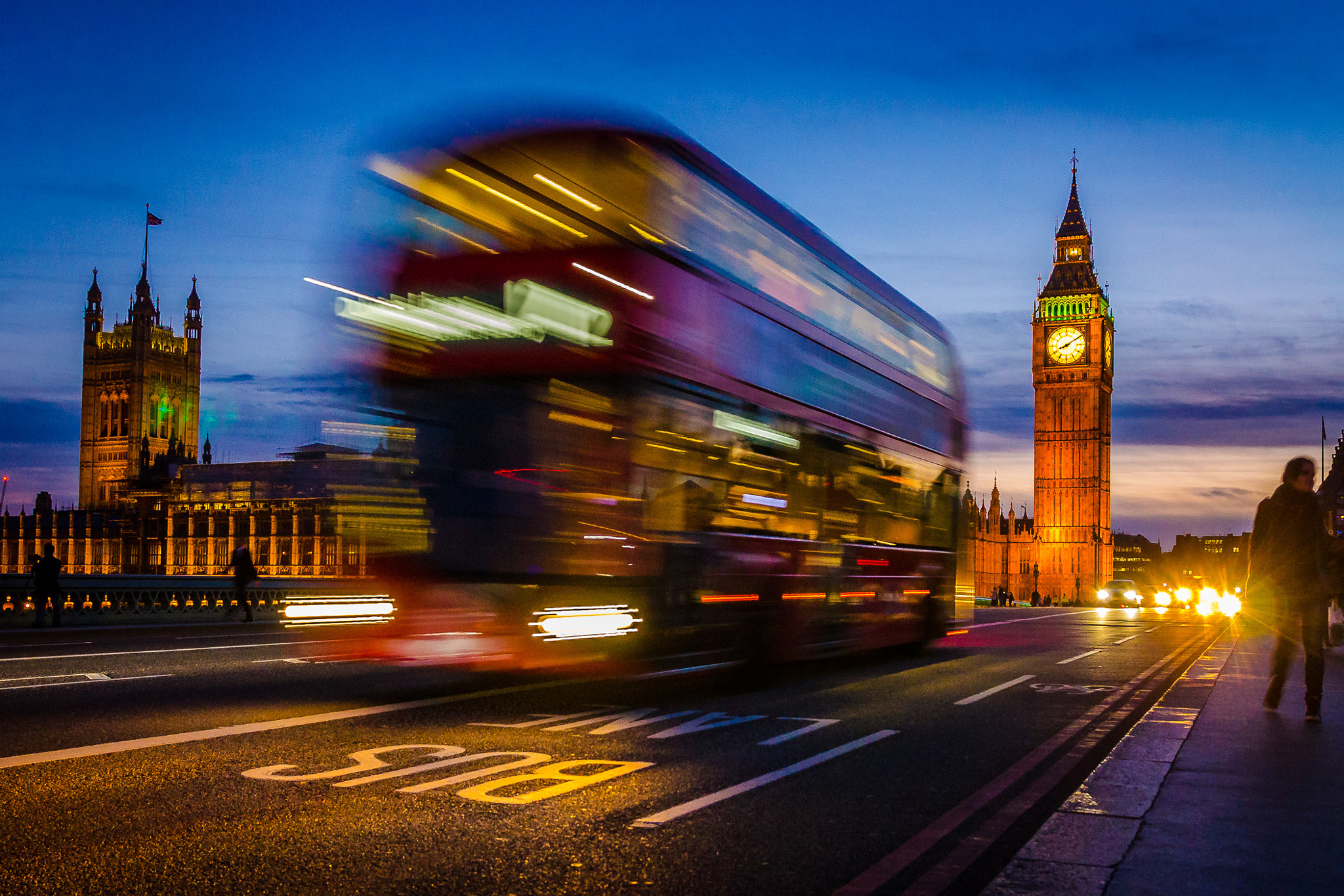 Nikon D7000 + Sigma 17-70mm F2.8-4 DC Macro OS HSM | C sample photo. Night bus photography