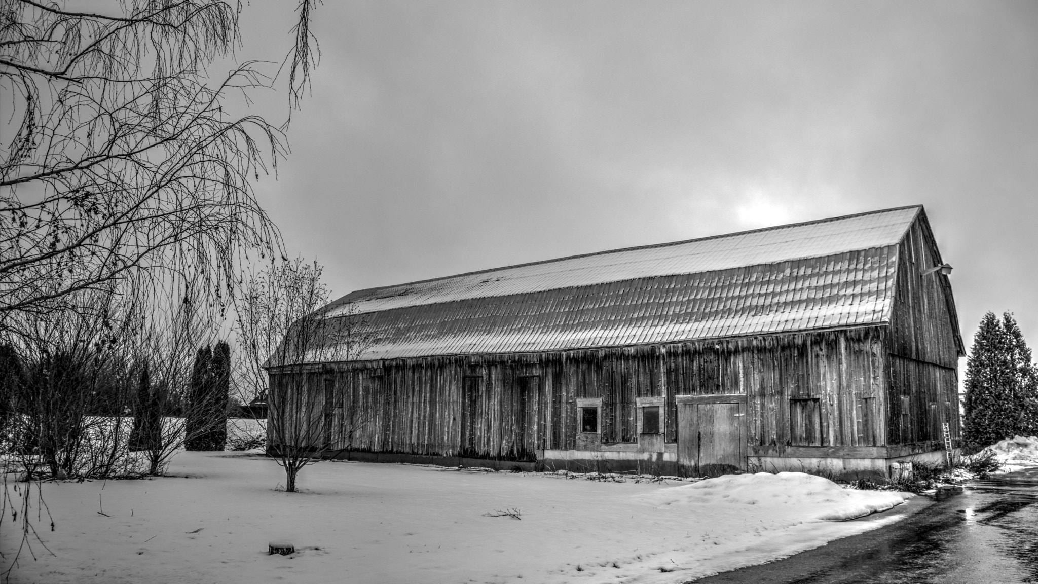 Sony SLT-A77 + Sony DT 16-105mm F3.5-5.6 sample photo. Winter old barn photography