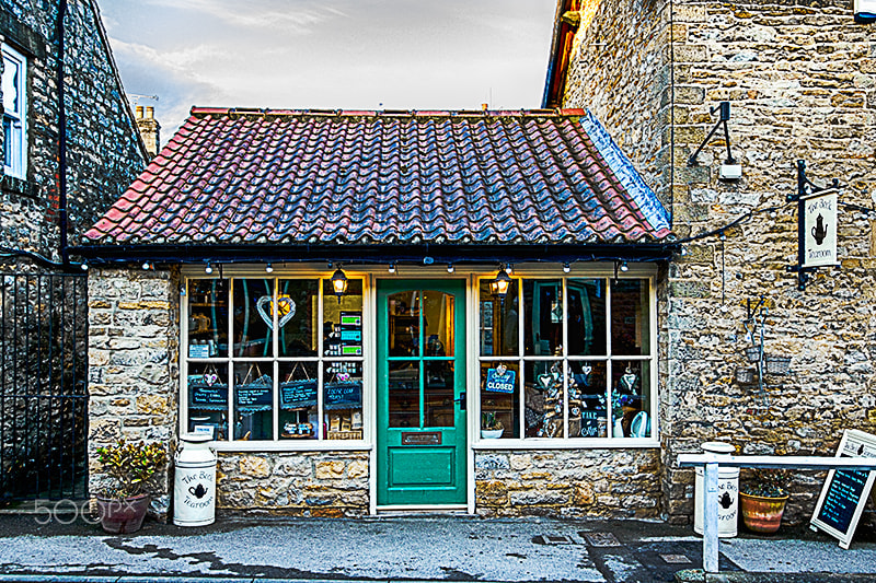 Canon EF-S 10-22mm F3.5-4.5 USM sample photo. Helmsley castle - collector's shop photography