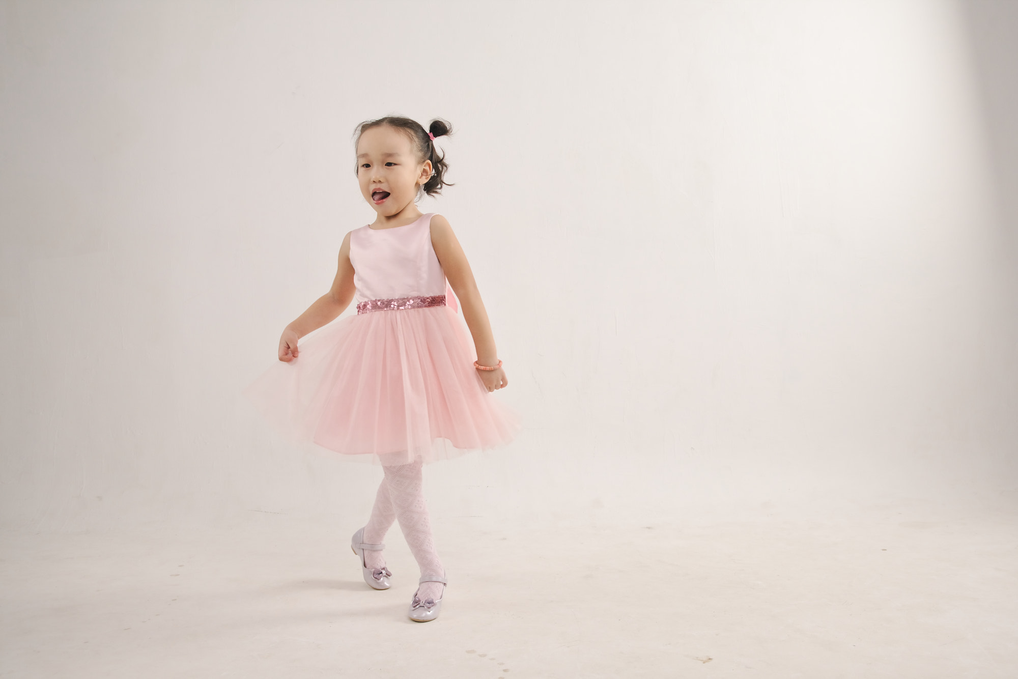 Canon EOS 5D + Canon EF 28-70mm f/3.5-4.5 sample photo. Little dancer photography