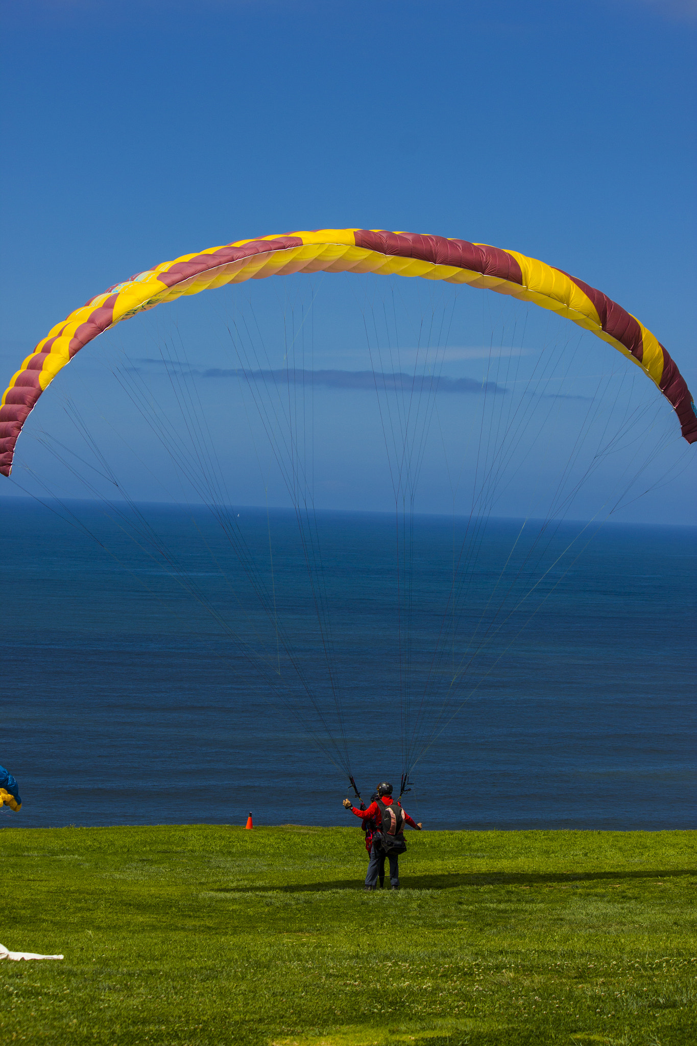 Canon EOS 550D (EOS Rebel T2i / EOS Kiss X4) sample photo. Para-glider getting ready to take off from a cliff photography