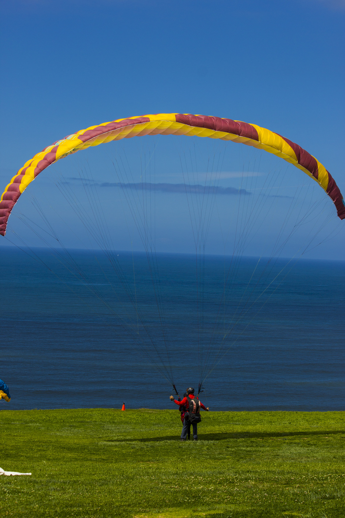 Canon EF-S 55-250mm F4-5.6 IS sample photo. Para-glider getting ready to take off from a cliff photography