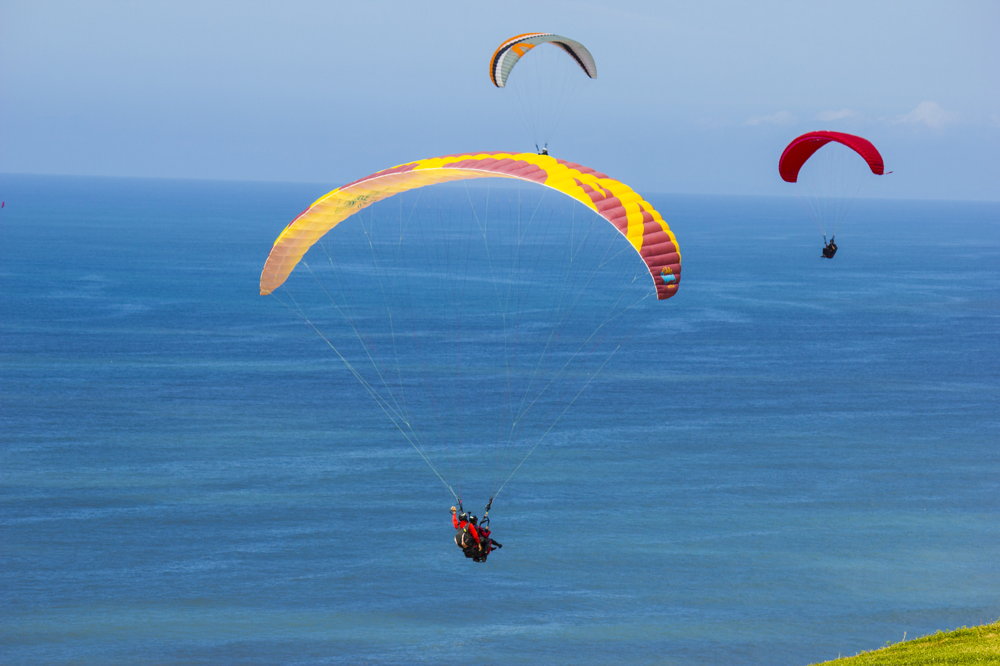 Canon EOS 550D (EOS Rebel T2i / EOS Kiss X4) sample photo. Para-gliders flying together over the ocean photography