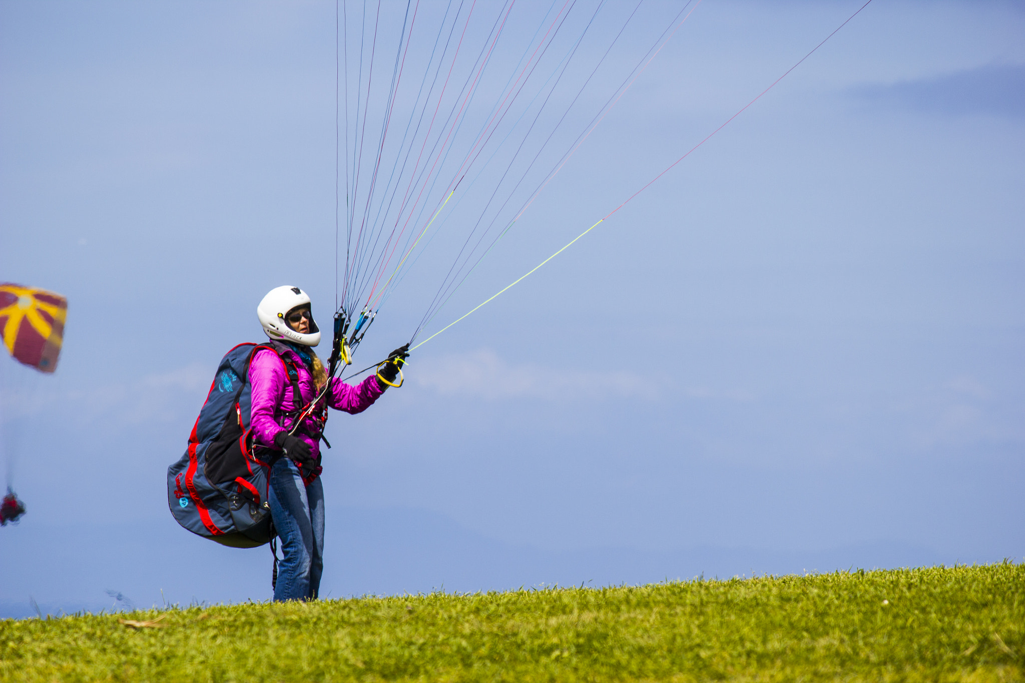 Canon EF-S 55-250mm F4-5.6 IS sample photo. Para-glider preparing for a flight photography