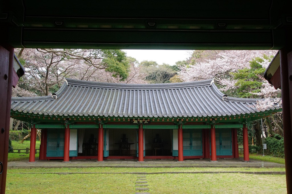 Tamron Lens (255) sample photo. Spring in ancient garden  photography