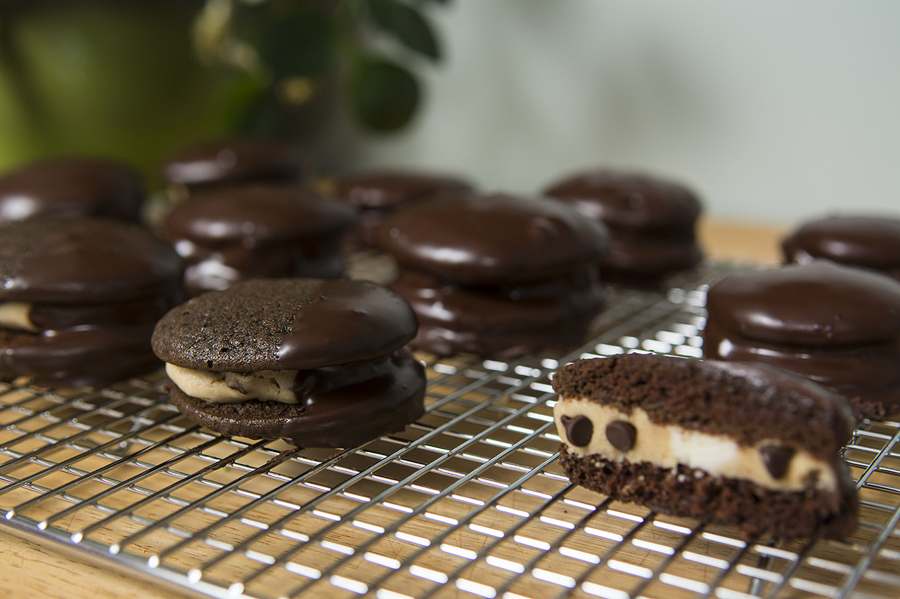Nikon D7100 + Nikon AF-S DX Nikkor 17-55mm F2.8G ED-IF sample photo. Chocolate whoopie pies with cookie dough filling photography
