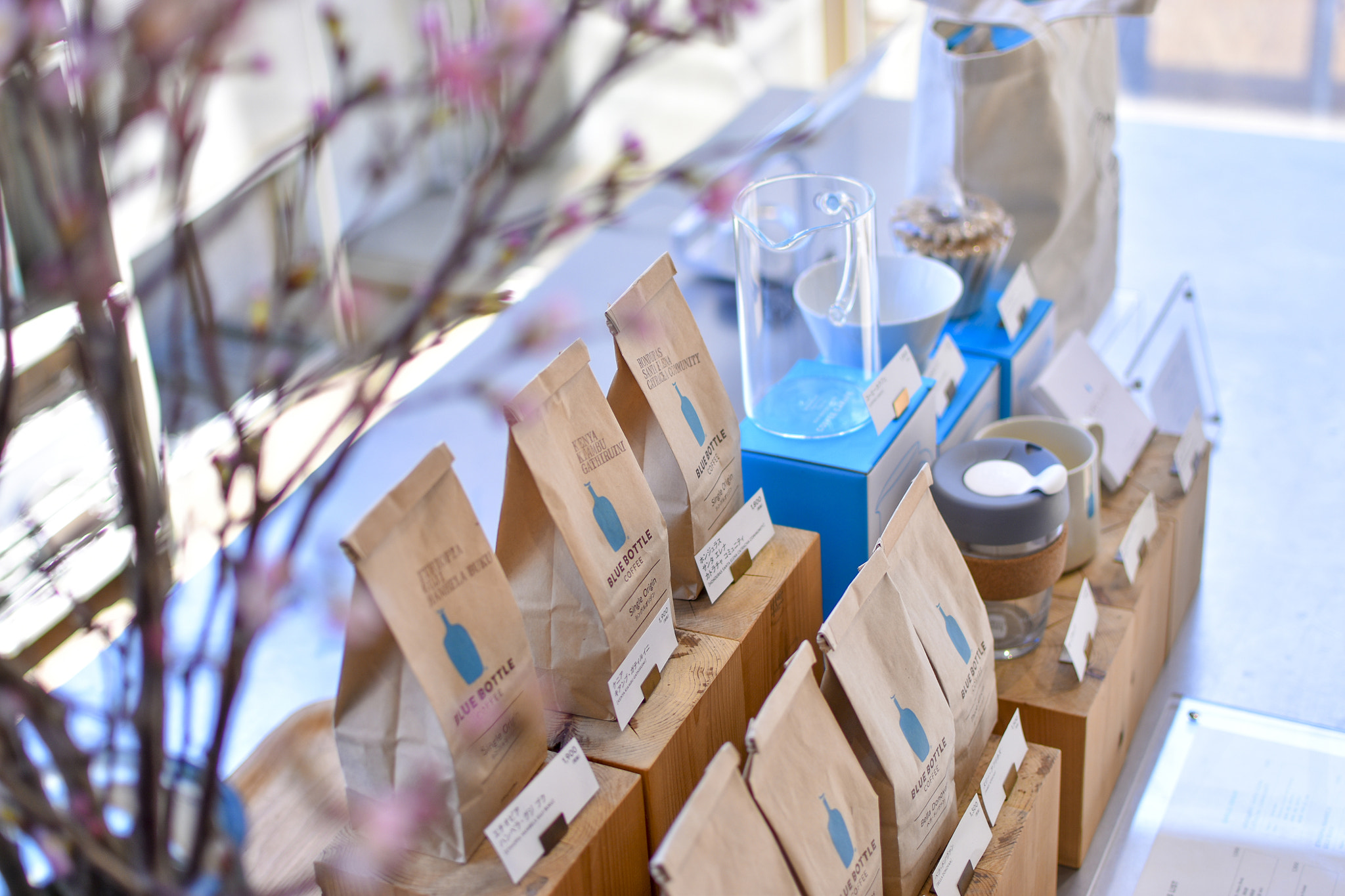 Nikon D5500 + Nikon AF-S DX Nikkor 35mm F1.8G sample photo. Blue bottle coffee photography