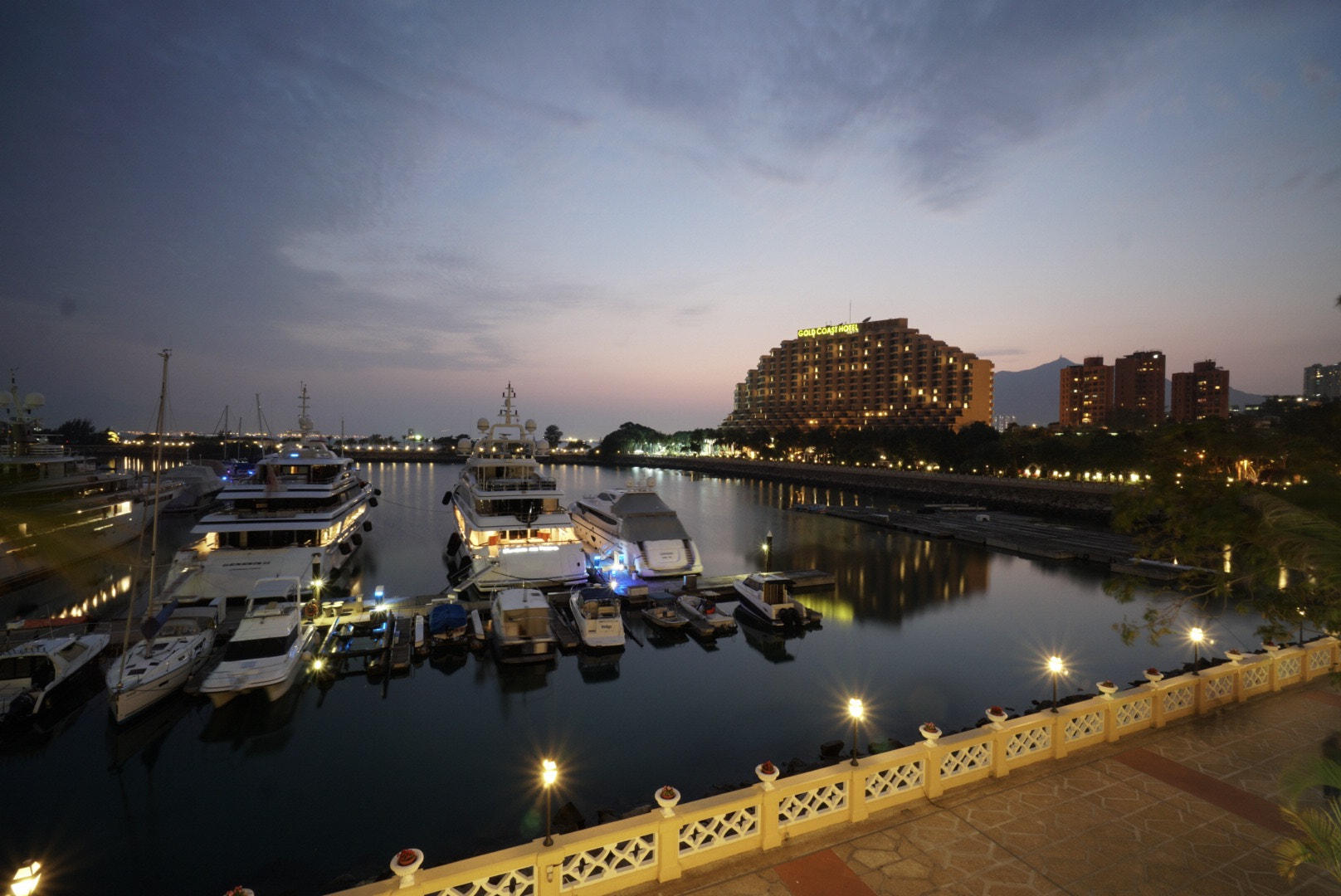 Sony a6300 + Sony E 10-18mm F4 OSS sample photo. Blue hour in tuen mum photography