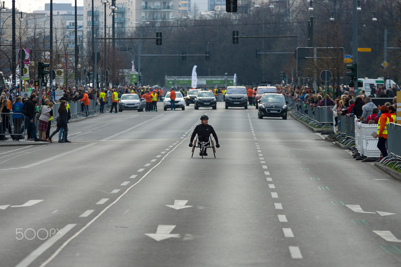 Sony SLT-A77 + Sigma 70-200mm F2.8 EX DG Macro HSM II sample photo. 2 april 2017. the annual 37th berlin half marathon. germany photography