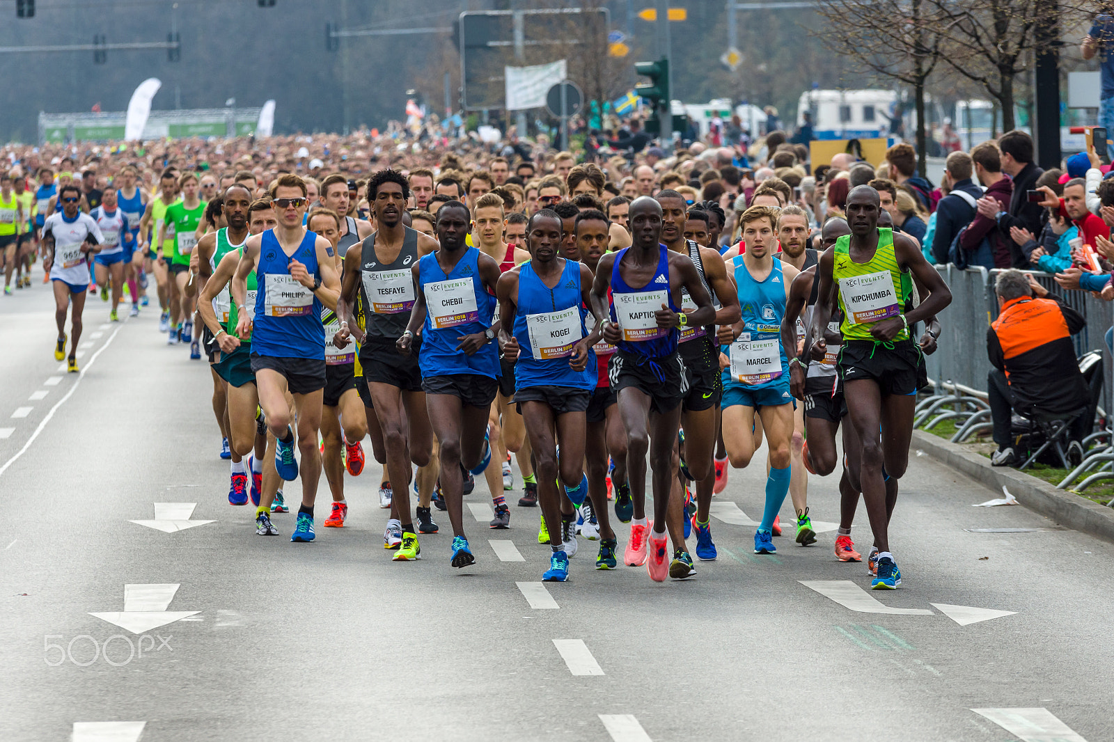 Sony SLT-A77 + Sigma 70-200mm F2.8 EX DG Macro HSM II sample photo. 2 april 2017. the annual 37th berlin half marathon. germany photography