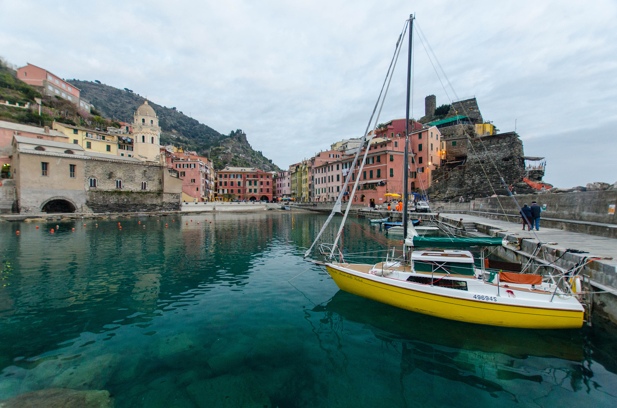 Sigma 10-20mm F3.5 EX DC HSM sample photo. Vernazza boat cinque terre photography