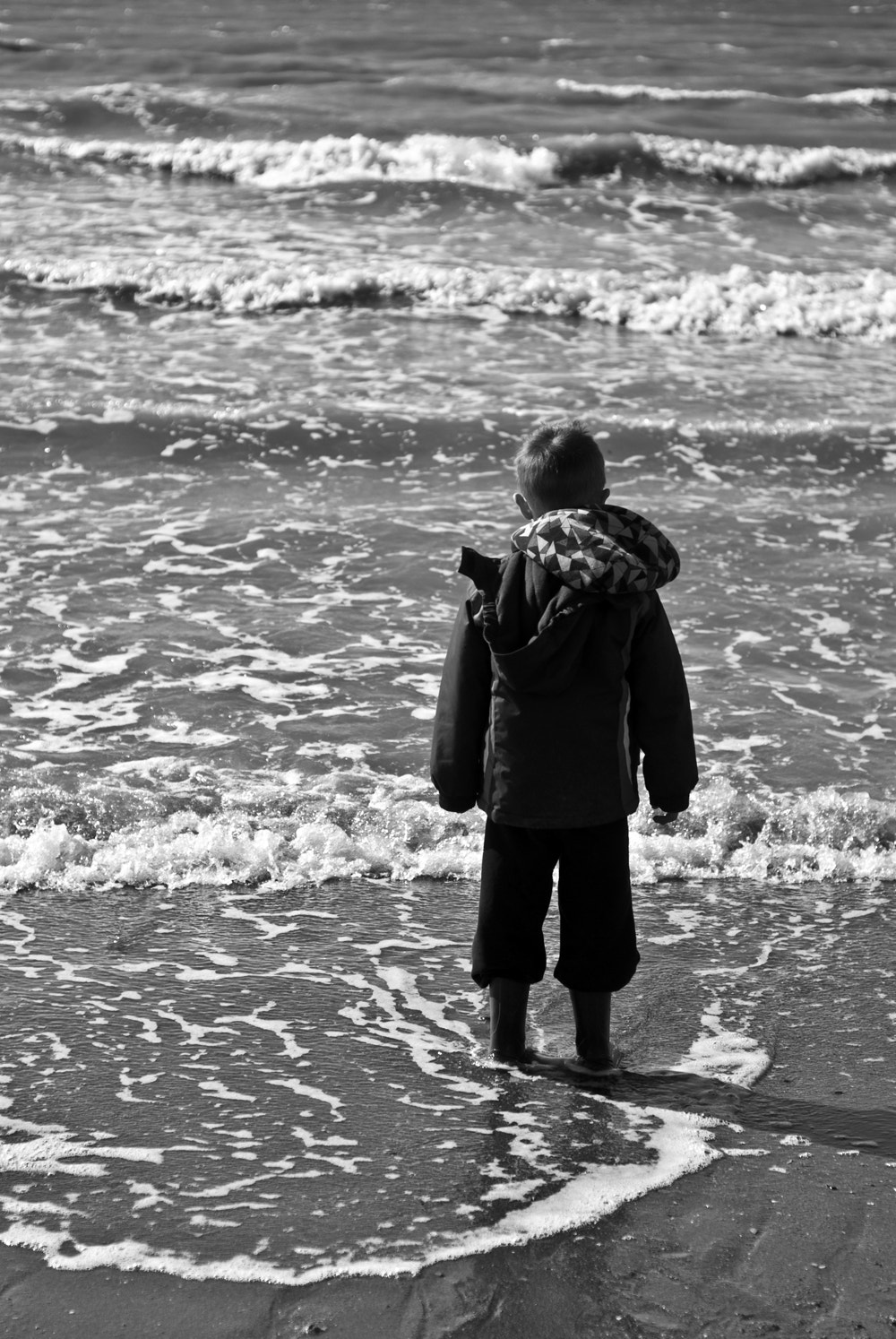 Nikon D200 + Nikon AF Nikkor 50mm F1.8D sample photo. Boy and ocean photography