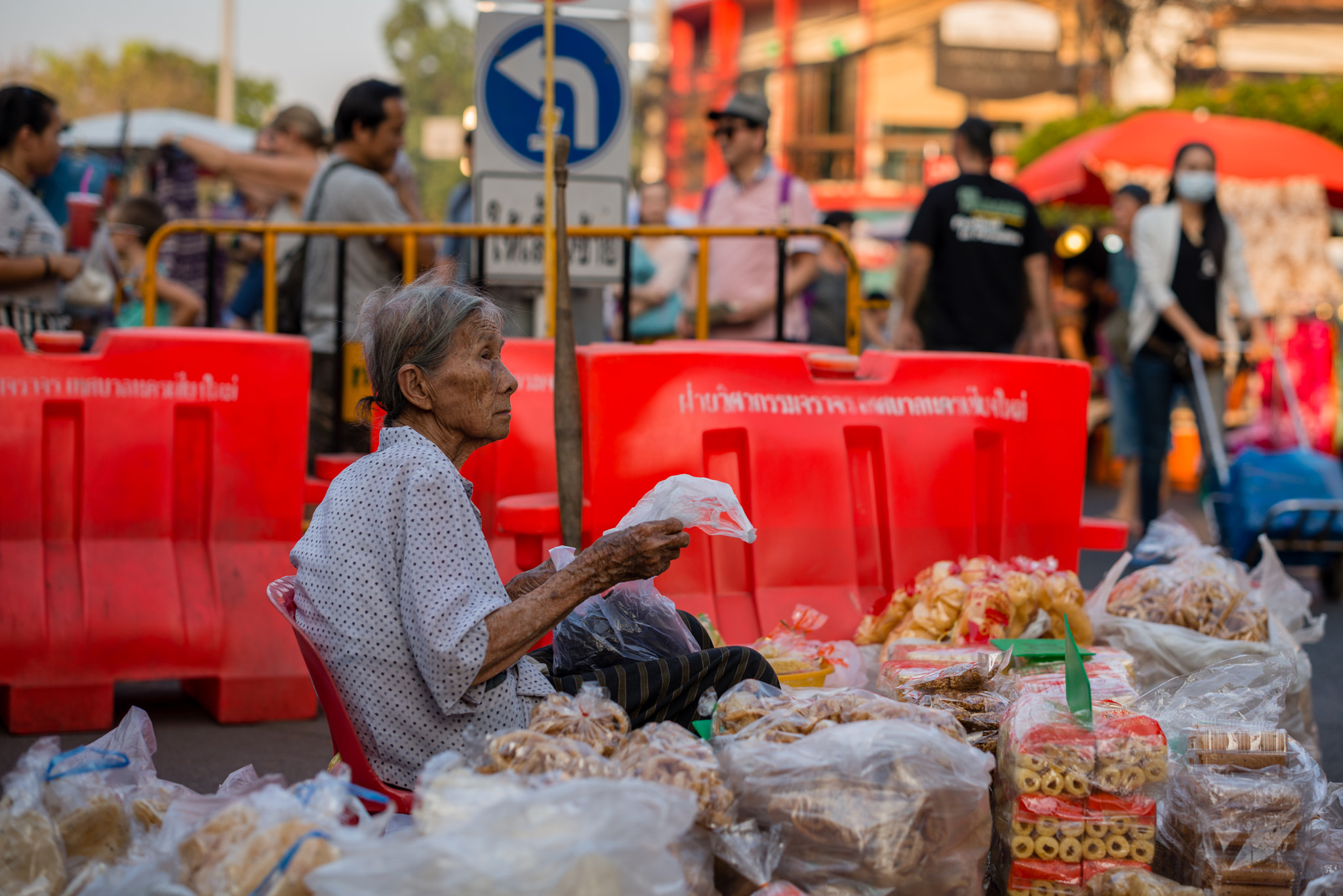 ZEISS Otus 55mm F1.4 sample photo. Chaing mai walking st snack seller photography