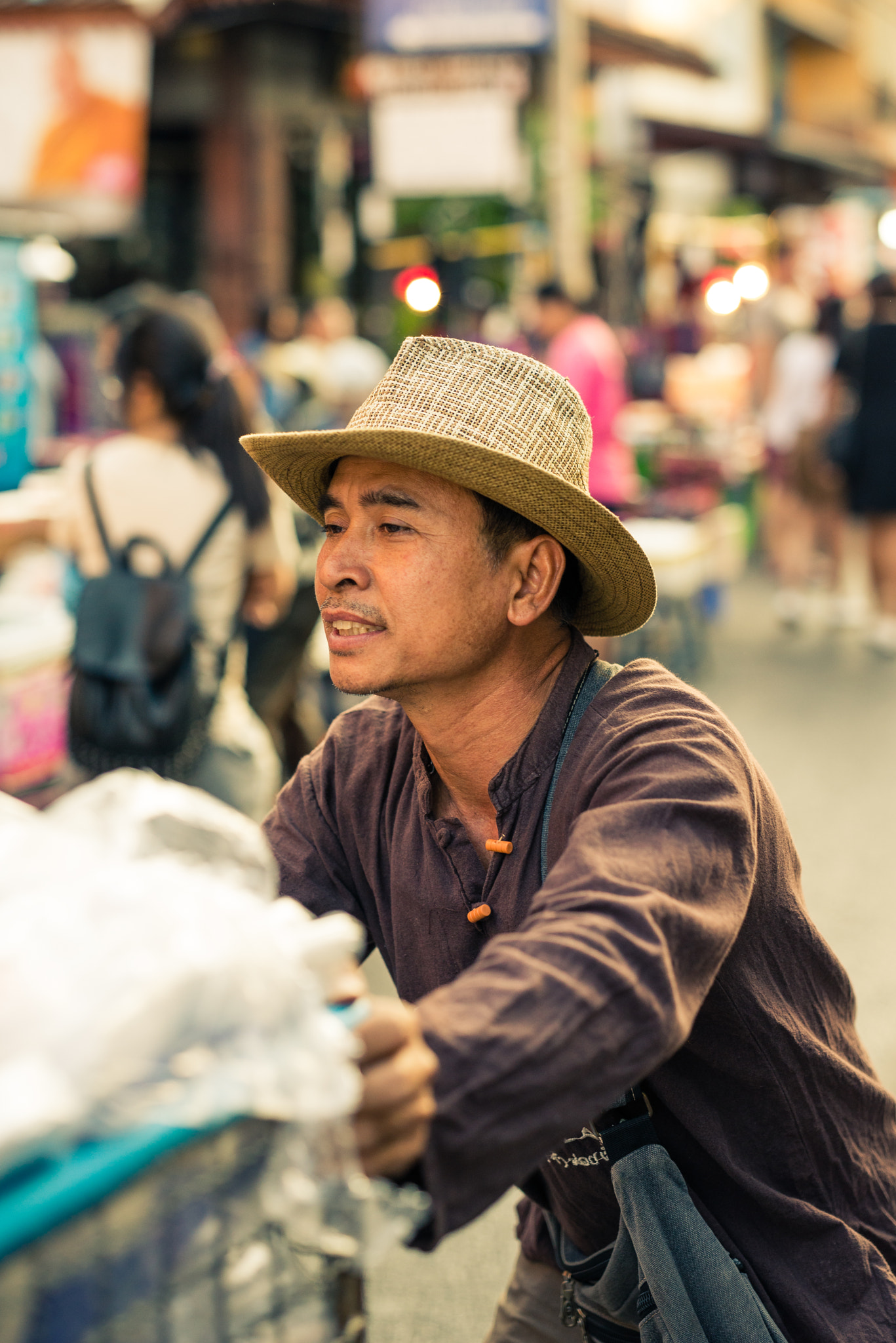 ZEISS Otus 55mm F1.4 sample photo. Chaing mai walking st seller photography