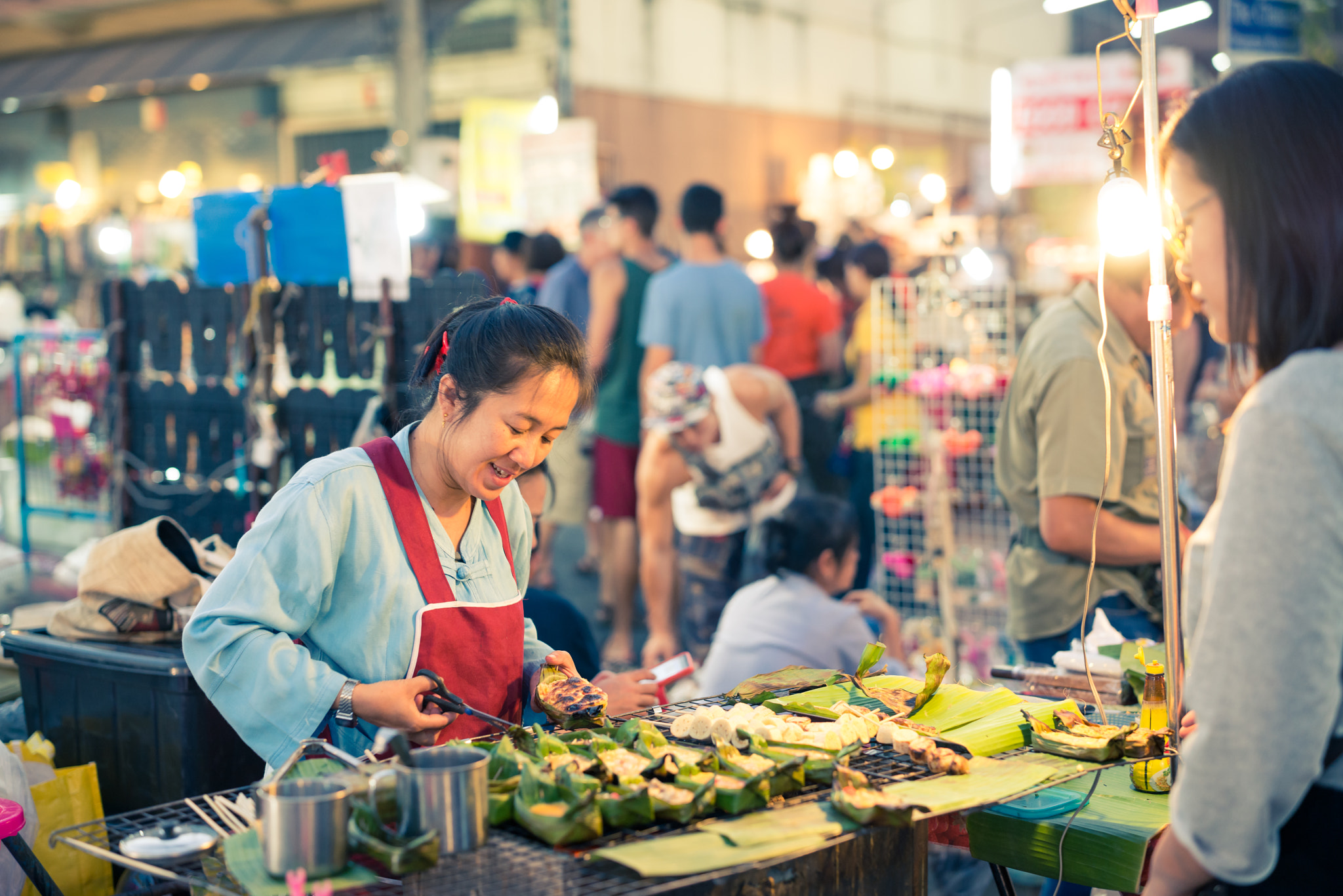 ZEISS Otus 55mm F1.4 sample photo. Chaing mai walking st street food lady photography