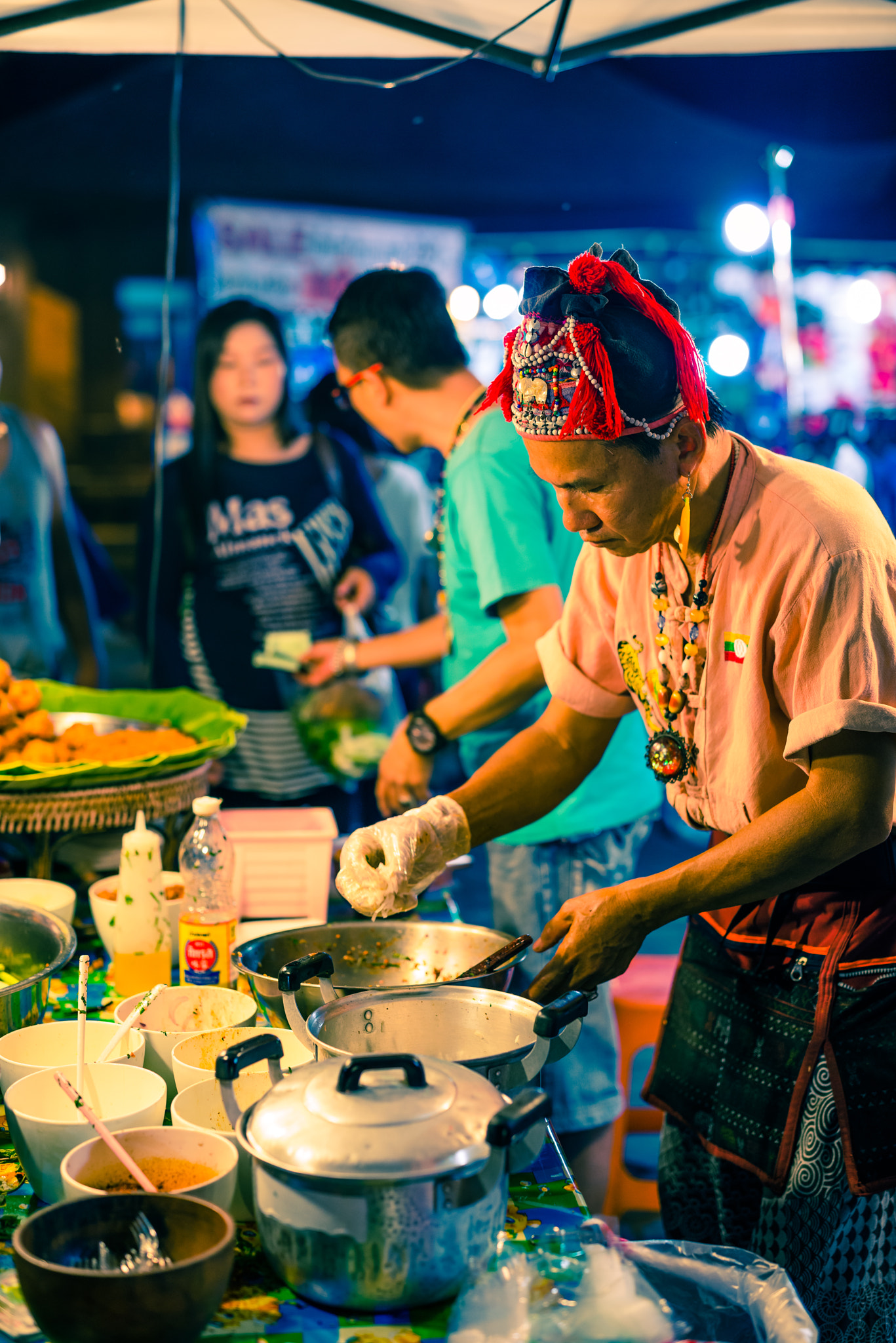 ZEISS Otus 55mm F1.4 sample photo. Chaing mai walking st street food man photography