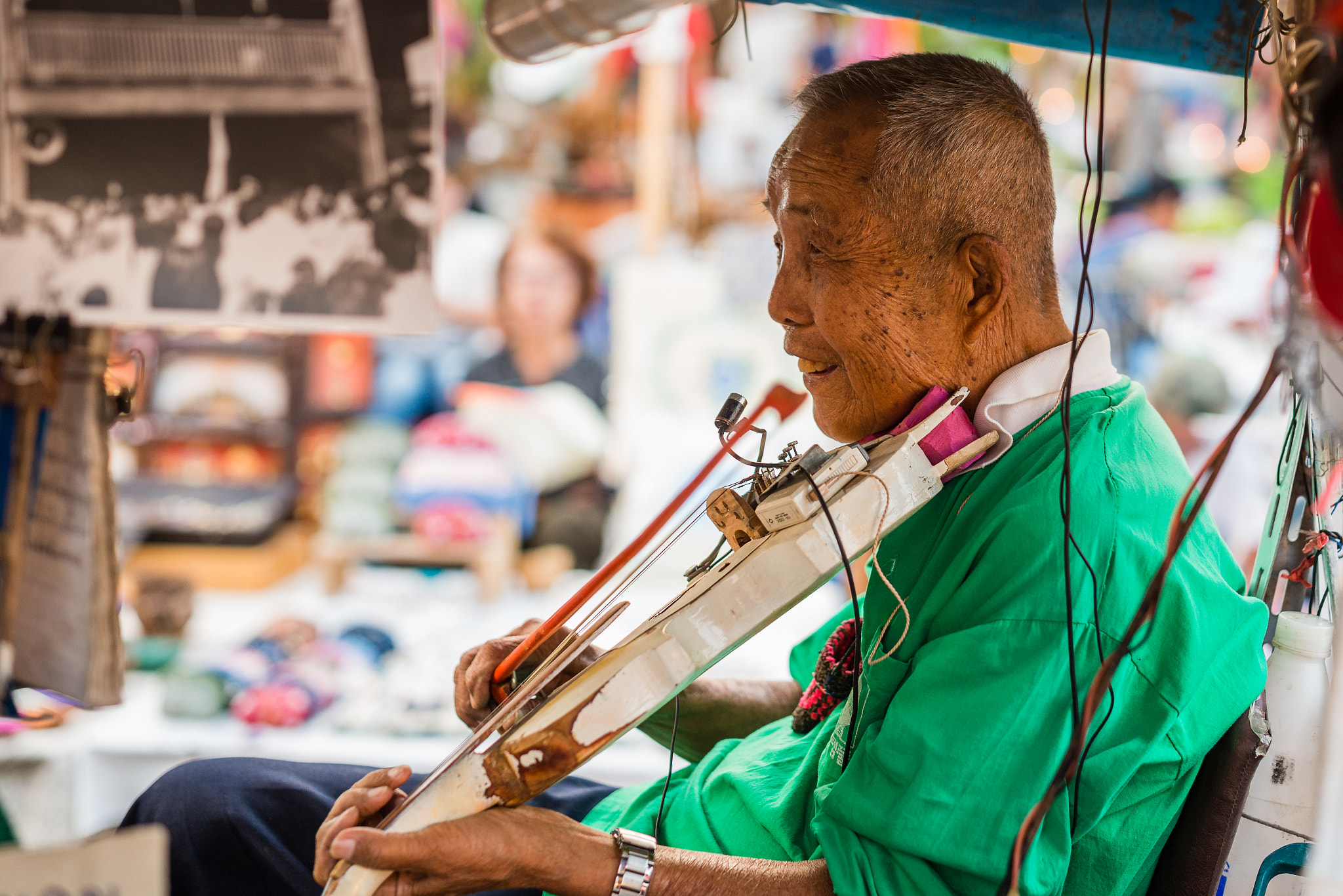 ZEISS Otus 55mm F1.4 sample photo. Violin player walking st photography