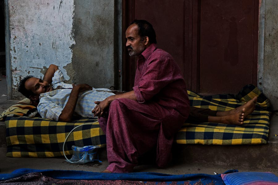 Sony a7R + Sony Vario Tessar T* FE 24-70mm F4 ZA OSS sample photo. Conversation.  jaipur. rajasthan. india. photography