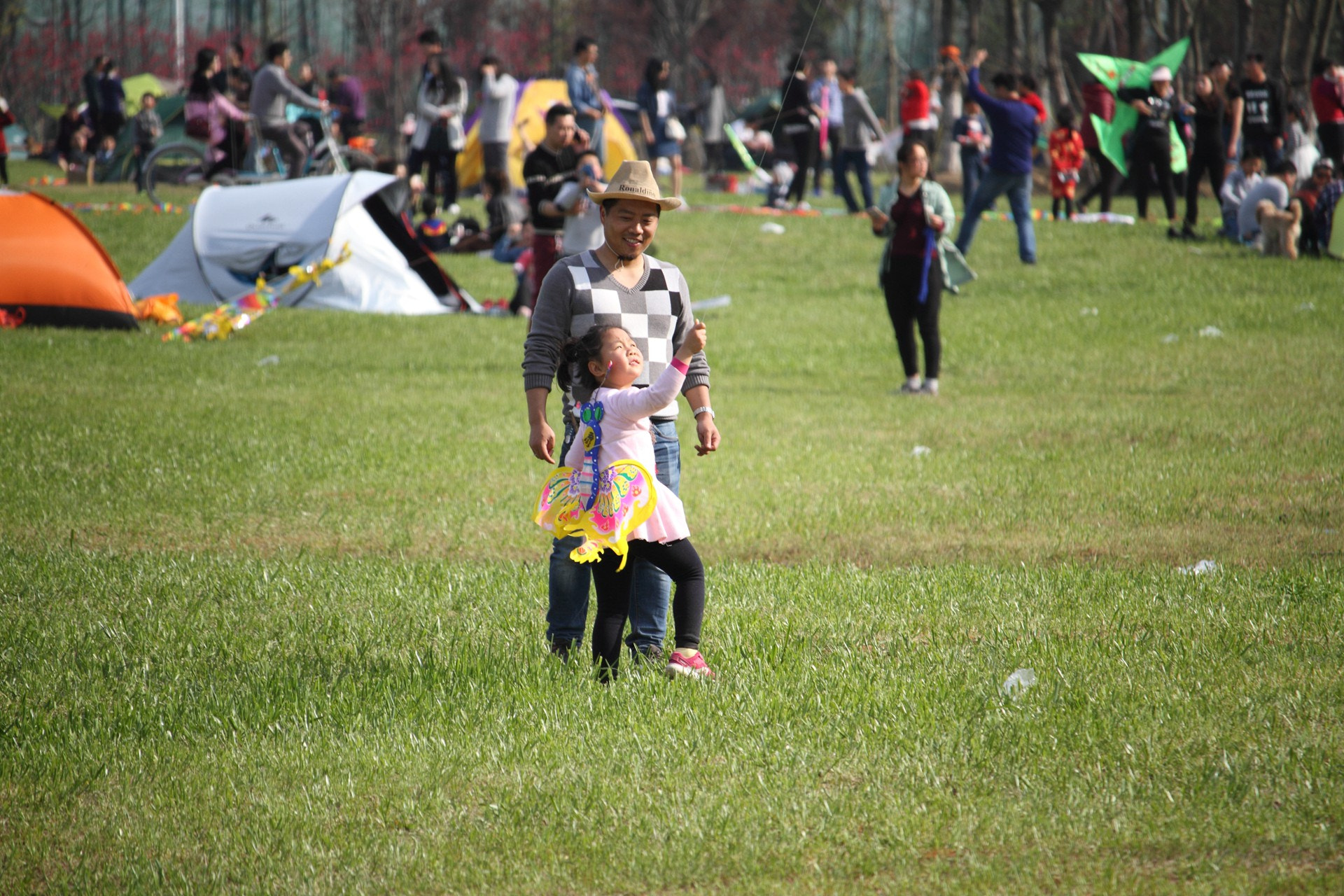 Canon EOS 7D sample photo. Daddy gaze at daughter flying kite. photography