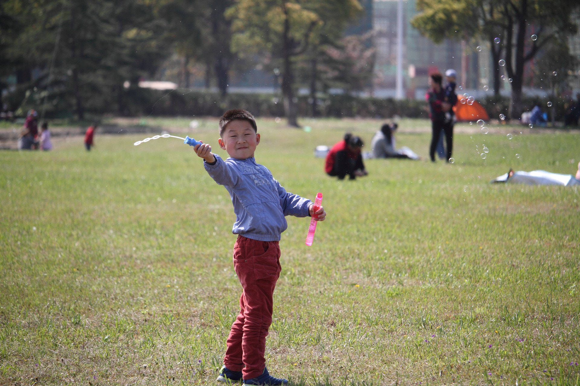 Canon EF-S 55-250mm F4-5.6 IS STM sample photo. A boy play the bubbles photography