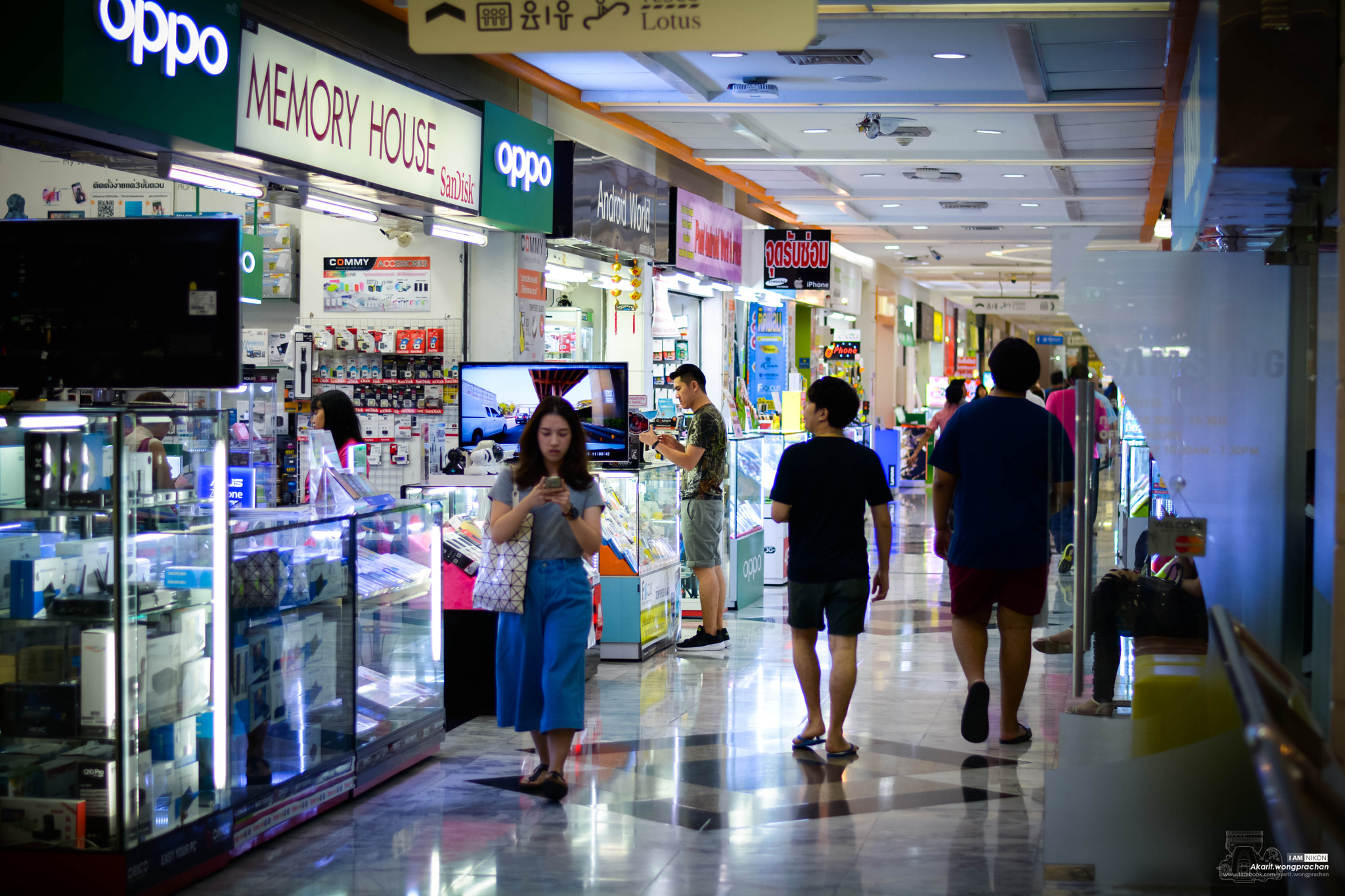 Nikon D7100 + Nikon AF-S Nikkor 50mm F1.8G sample photo. Shopping photography