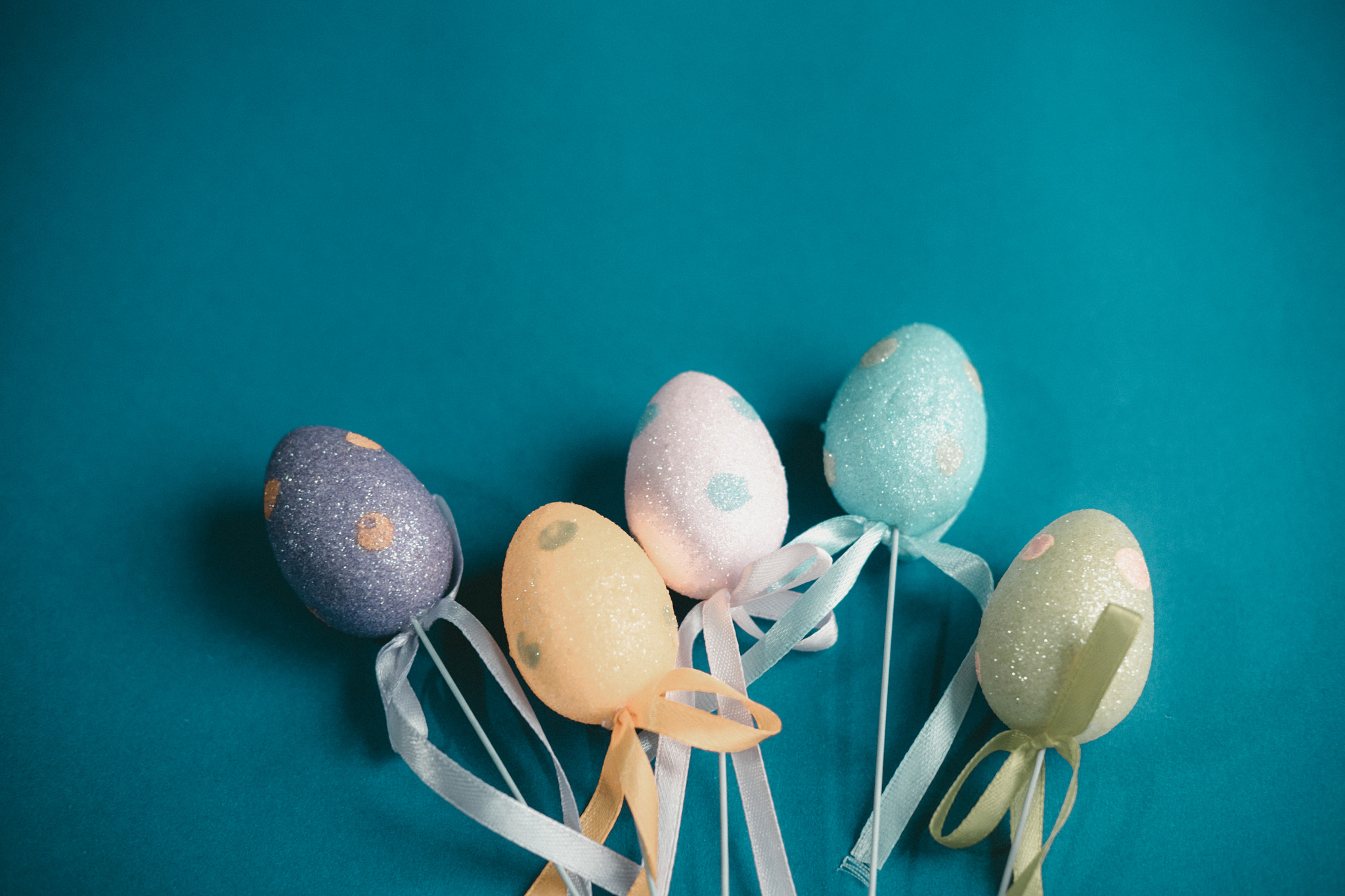 Fujifilm X-T10 sample photo. Easter eggs on deep blue background photography
