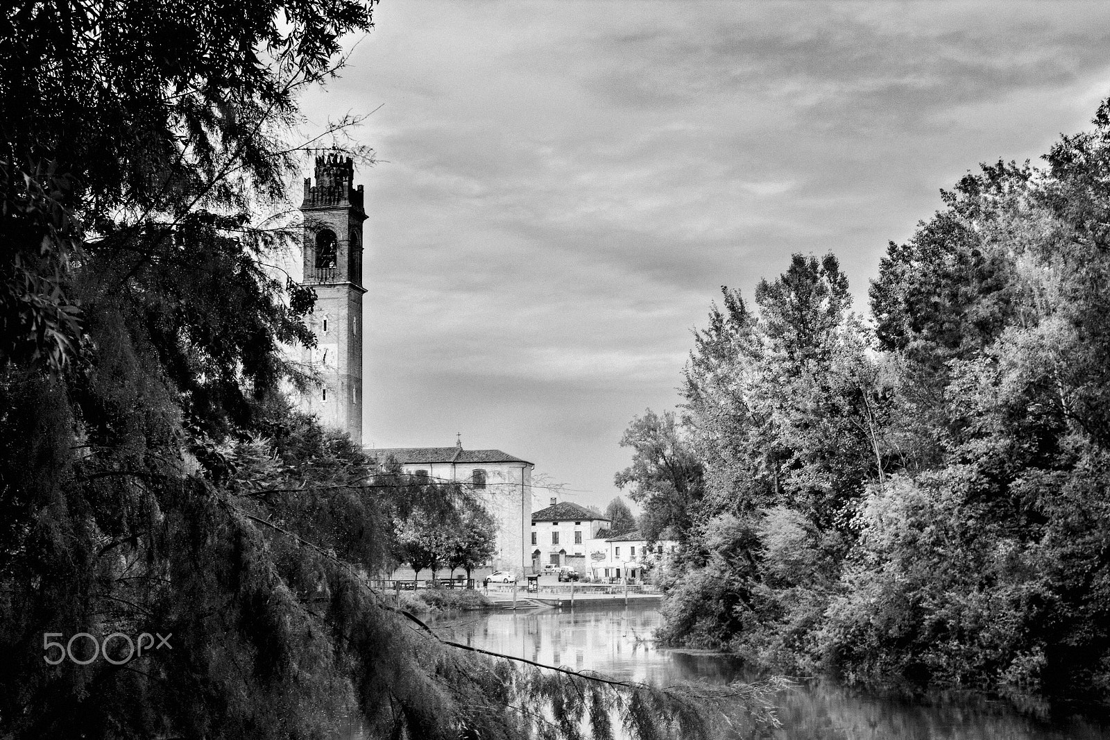 Canon EOS 600D (Rebel EOS T3i / EOS Kiss X5) + Tamron SP AF 17-50mm F2.8 XR Di II LD Aspherical (IF) sample photo. Gray landscape of small town in italy photography
