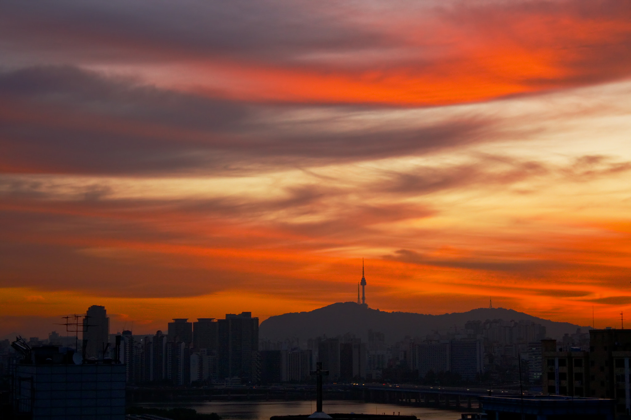 Canon EOS 40D + Canon EF-S 18-55mm F3.5-5.6 IS sample photo. Lonely seoul 03 photography