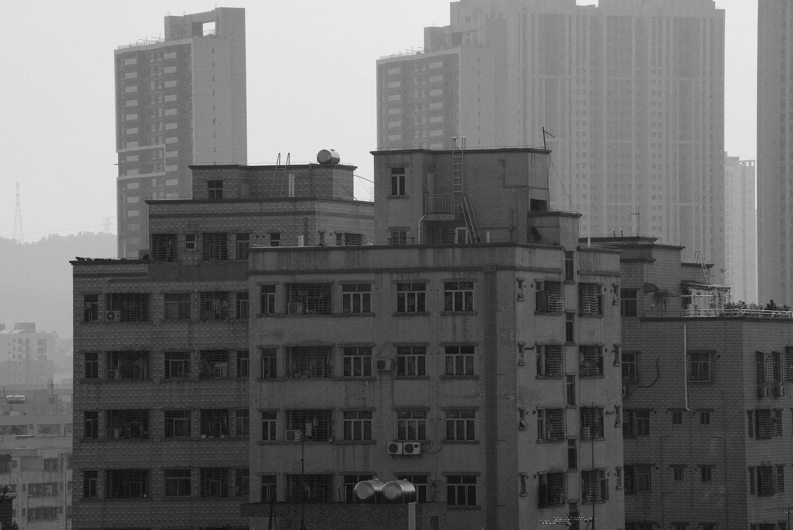 Sony FE 70-200mm F4 G OSS sample photo. 深圳的地主是幸福的，他们可以把自家的房子造得很高出租，这里的租客大多要花掉一半的收入来付担房租。 photography