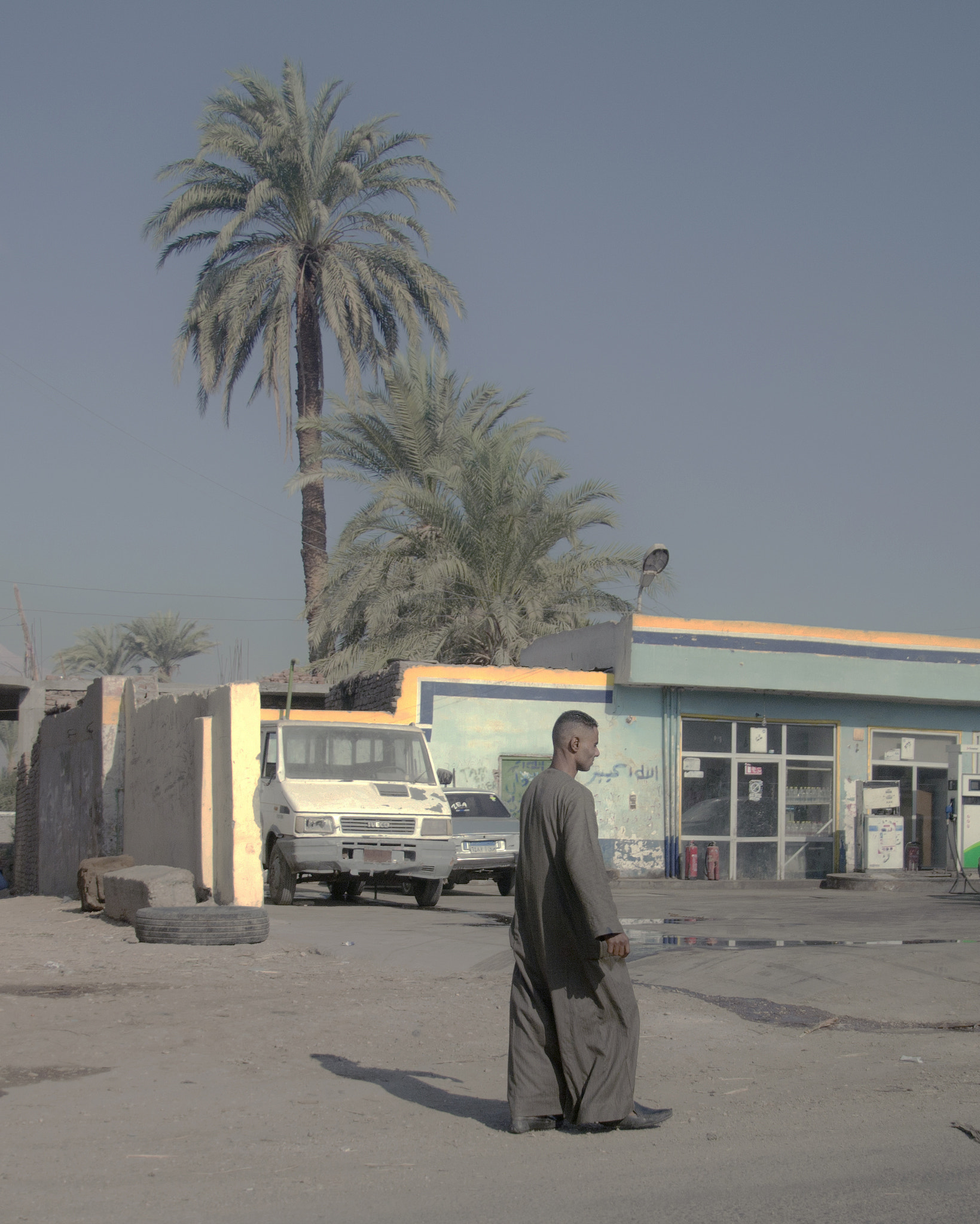 Nikon D7100 sample photo. A man, a yellow line and two palms photography