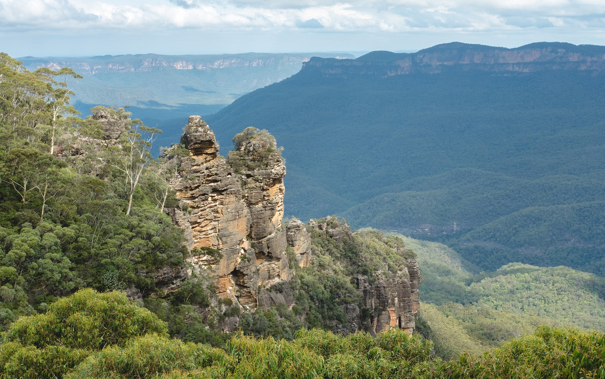 Fujifilm X-Pro2 + Fujifilm XF 35mm F2 R WR sample photo. Three sisters, blue mountains photography