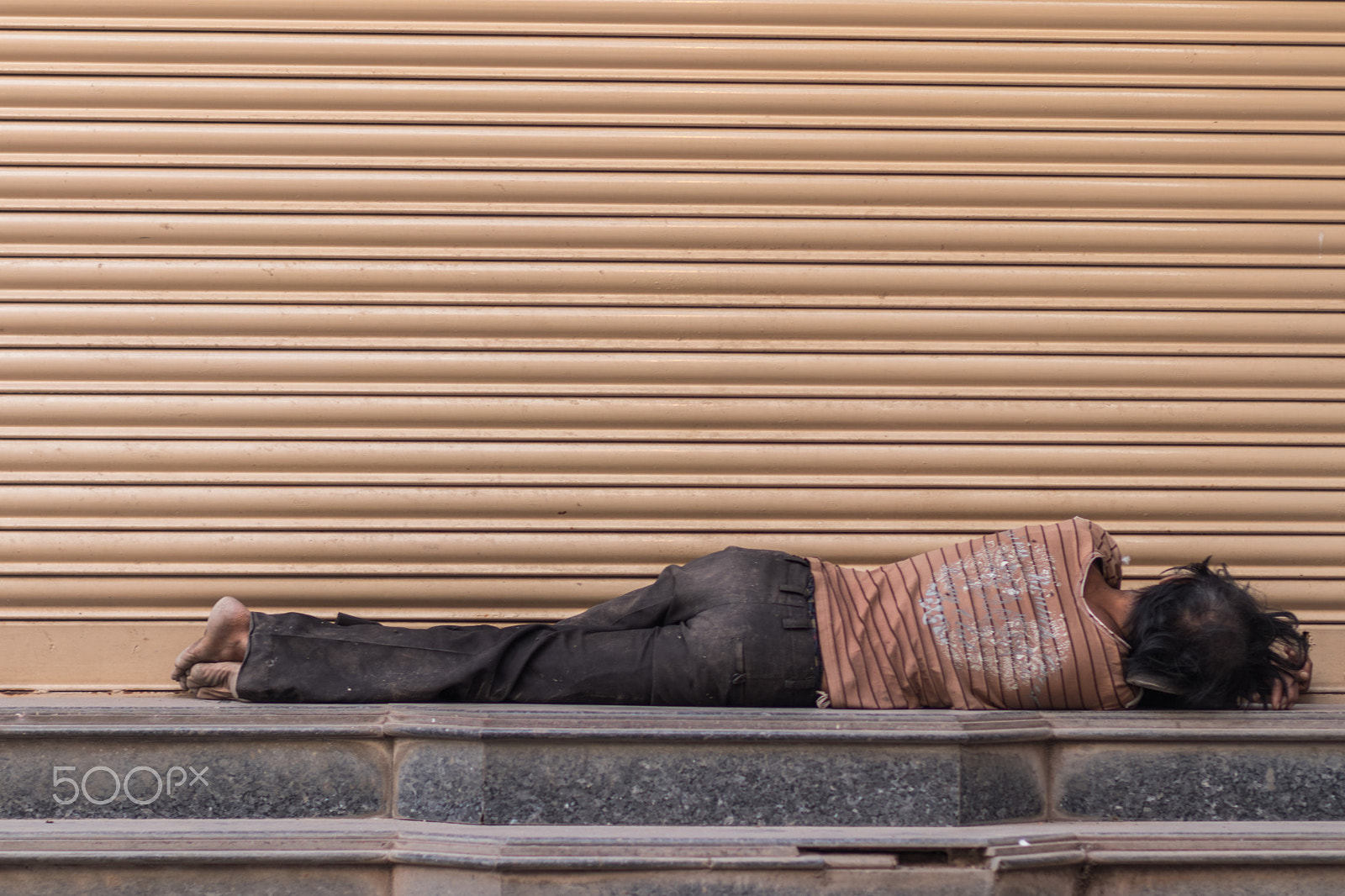 Canon EOS 80D + Canon EF 85mm F1.8 USM sample photo. Sleeping in a street photography