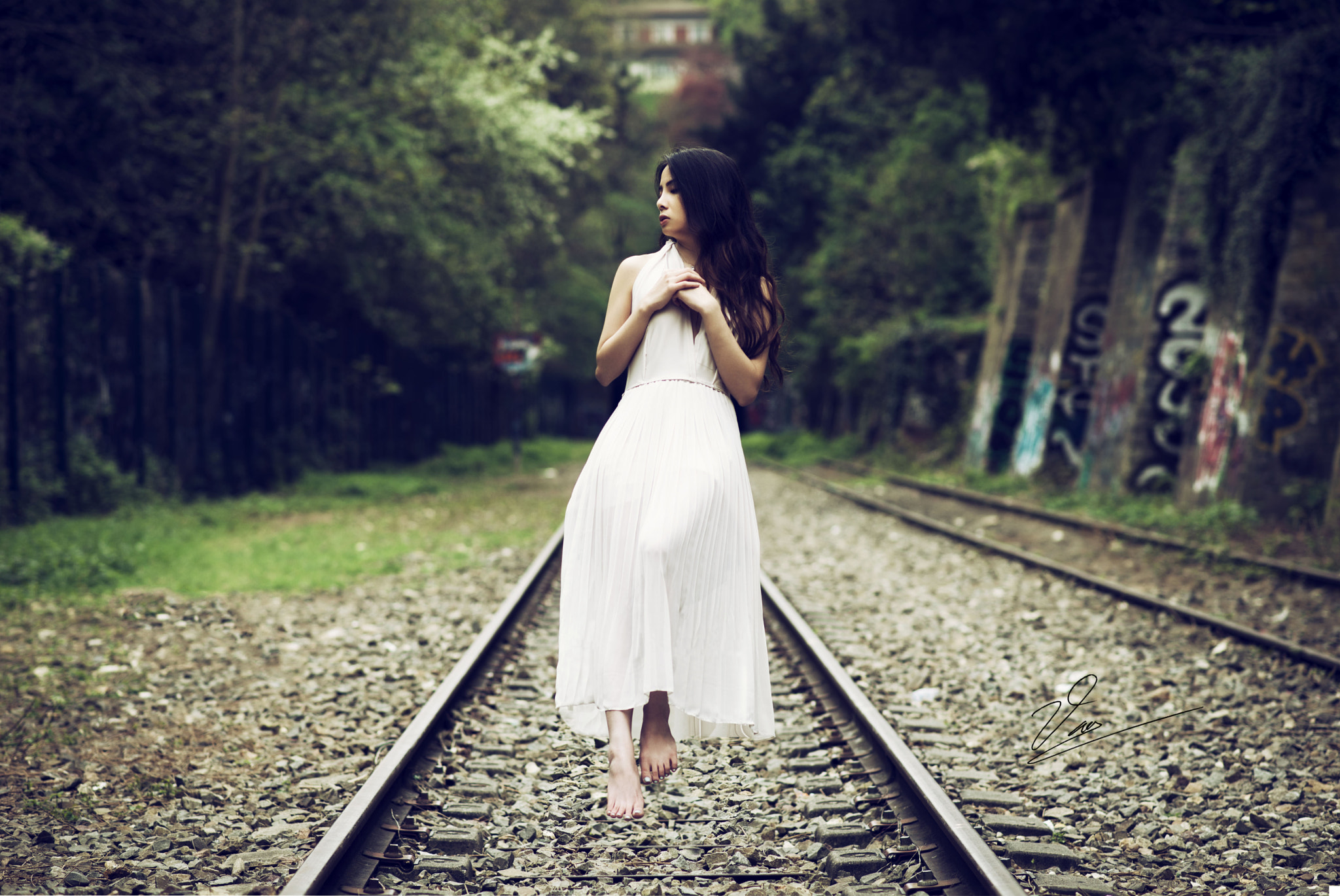 Nikon AF-S Nikkor 85mm F1.8G sample photo. Levitation photography