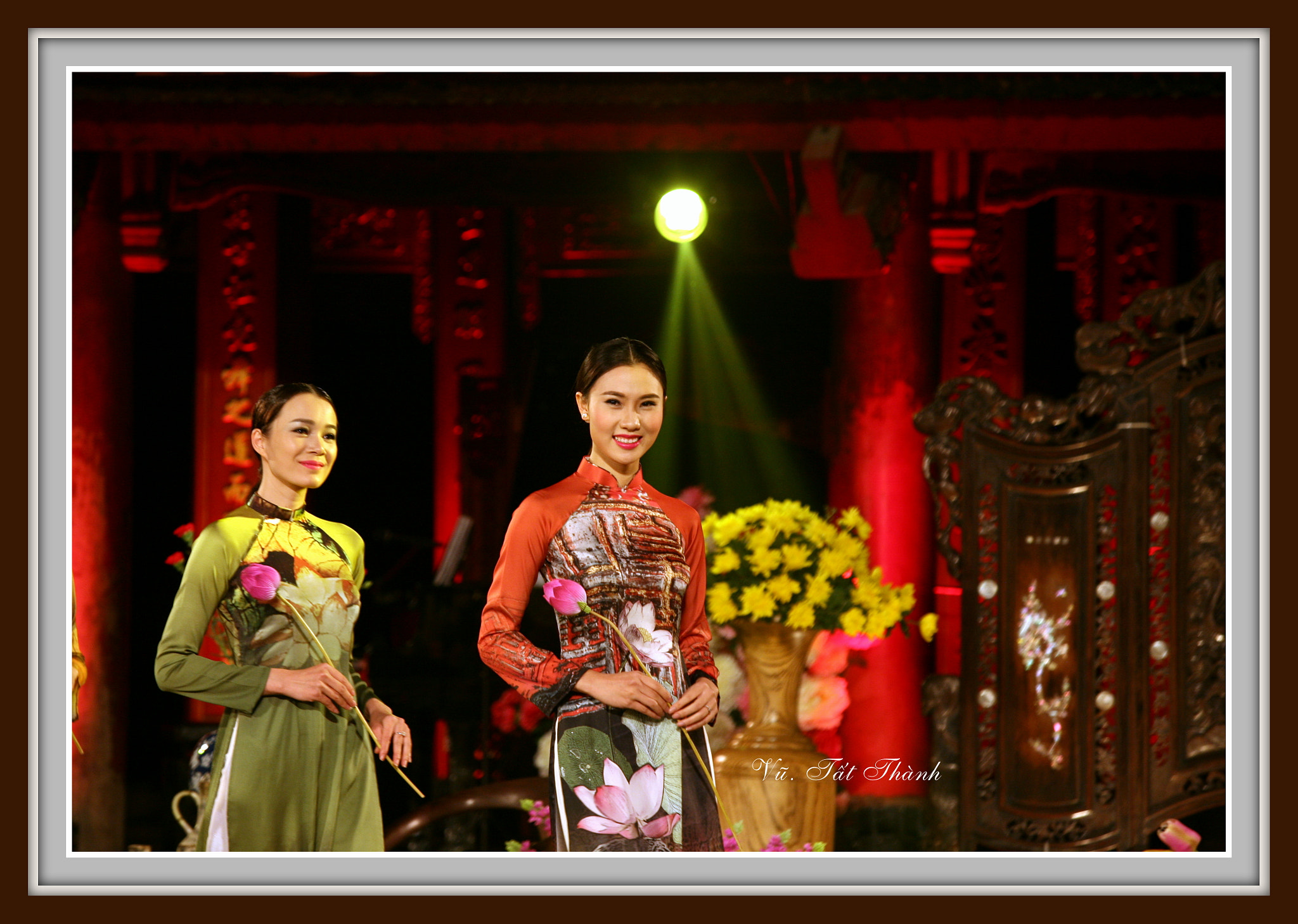 Canon EOS 5D sample photo. Vietnamese long dress photography