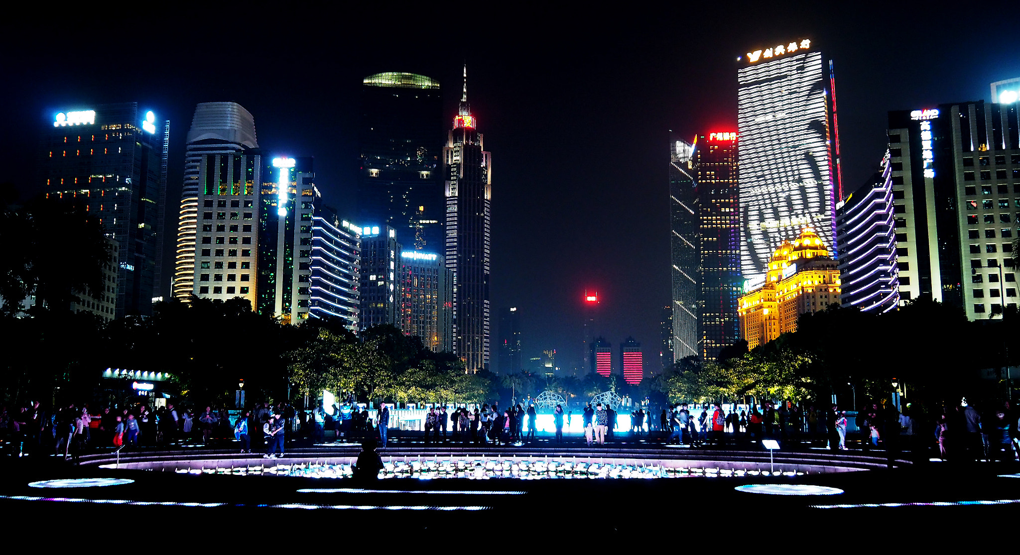OLYMPUS M.14-150mm F4.0-5.6 II sample photo. The night and the crowd. photography