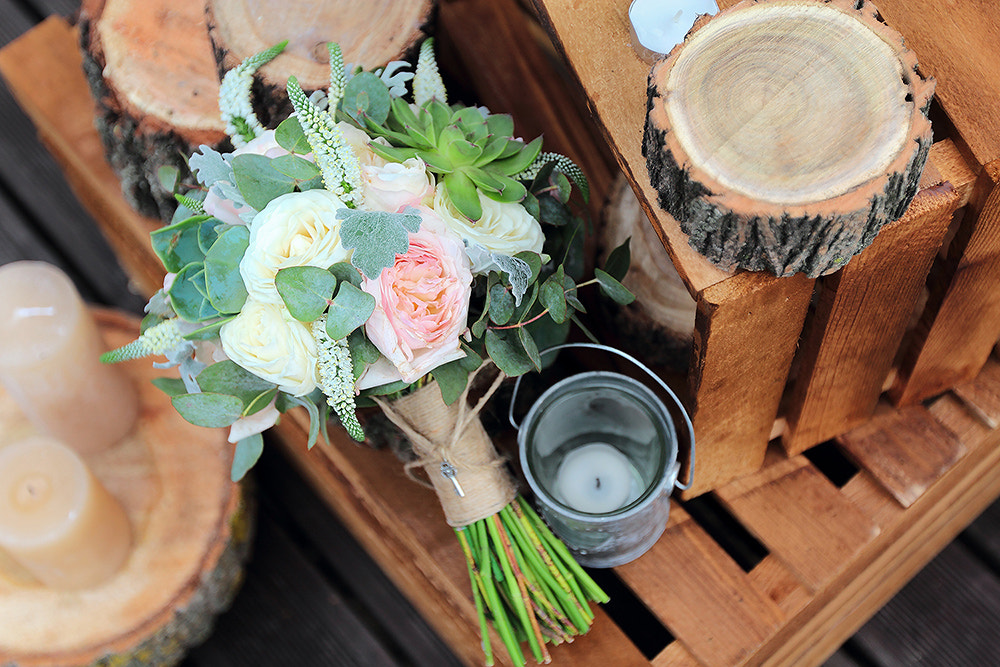 Canon EF 16-35mm F2.8L II USM sample photo. Bridal bouquet of roses on a wooden planks photography