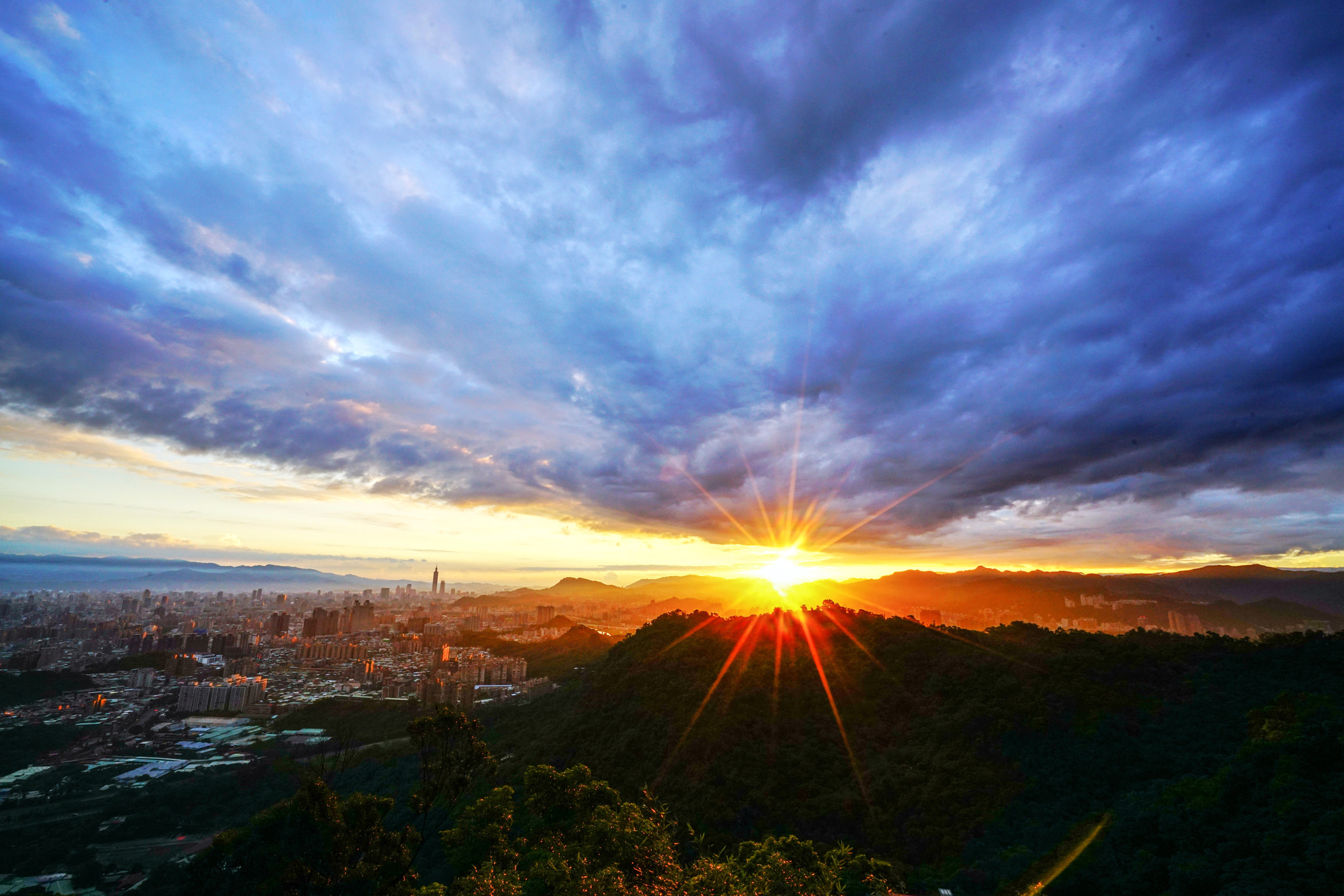 Sony a7R II + Sony Vario-Tessar T* FE 16-35mm F4 ZA OSS sample photo. 日出 photography