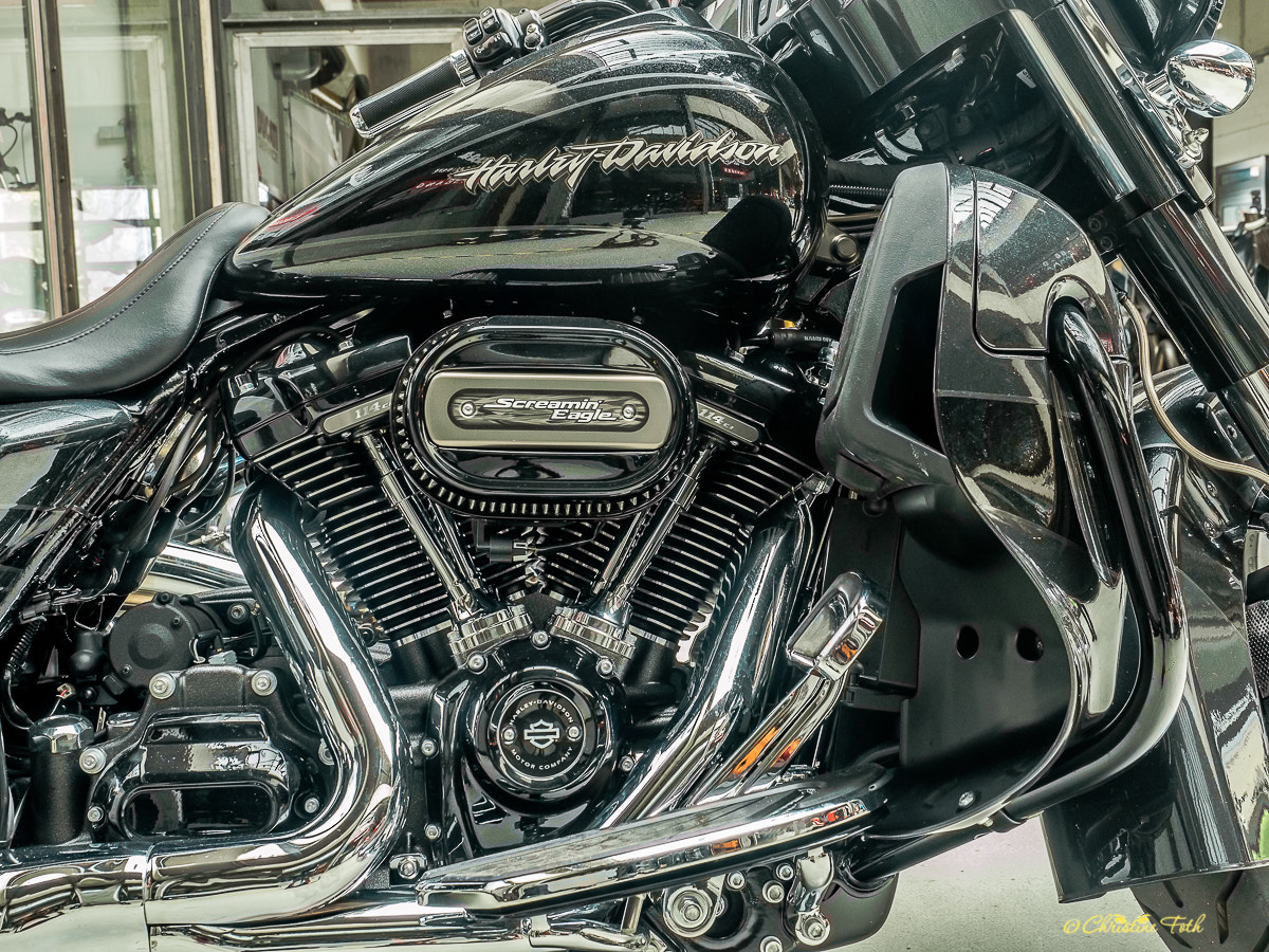 Olympus OM-D E-M5 II + Olympus M.Zuiko Digital ED 12-40mm F2.8 Pro sample photo. Engine of a harley davidson photography