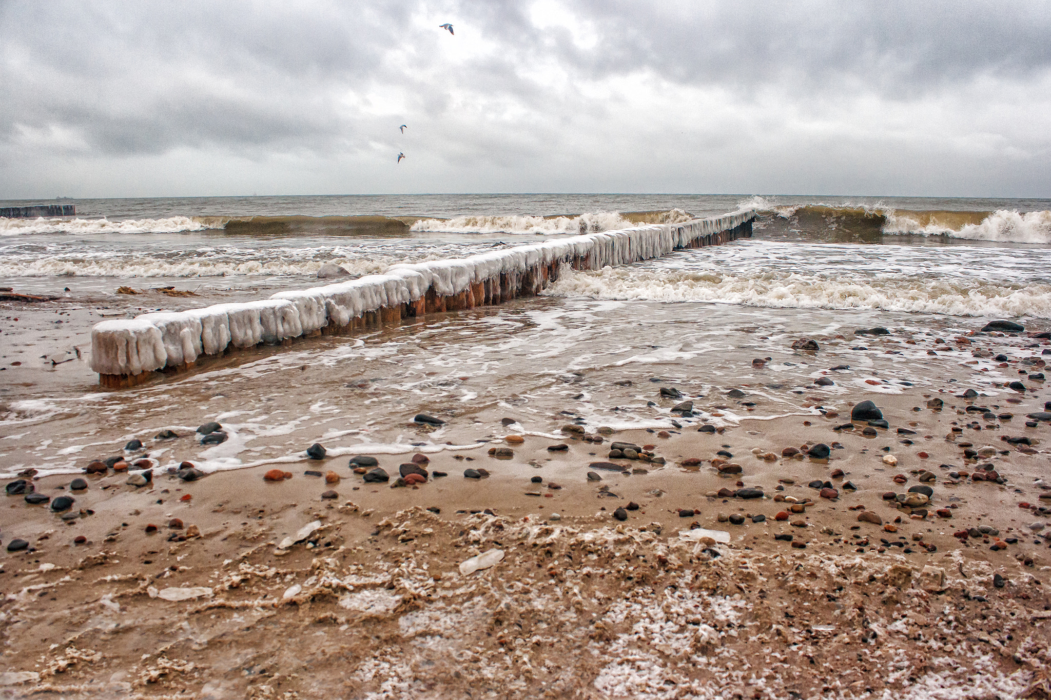 Canon EF-S 18-55mm F3.5-5.6 IS sample photo. Breakwater covered by ice photography