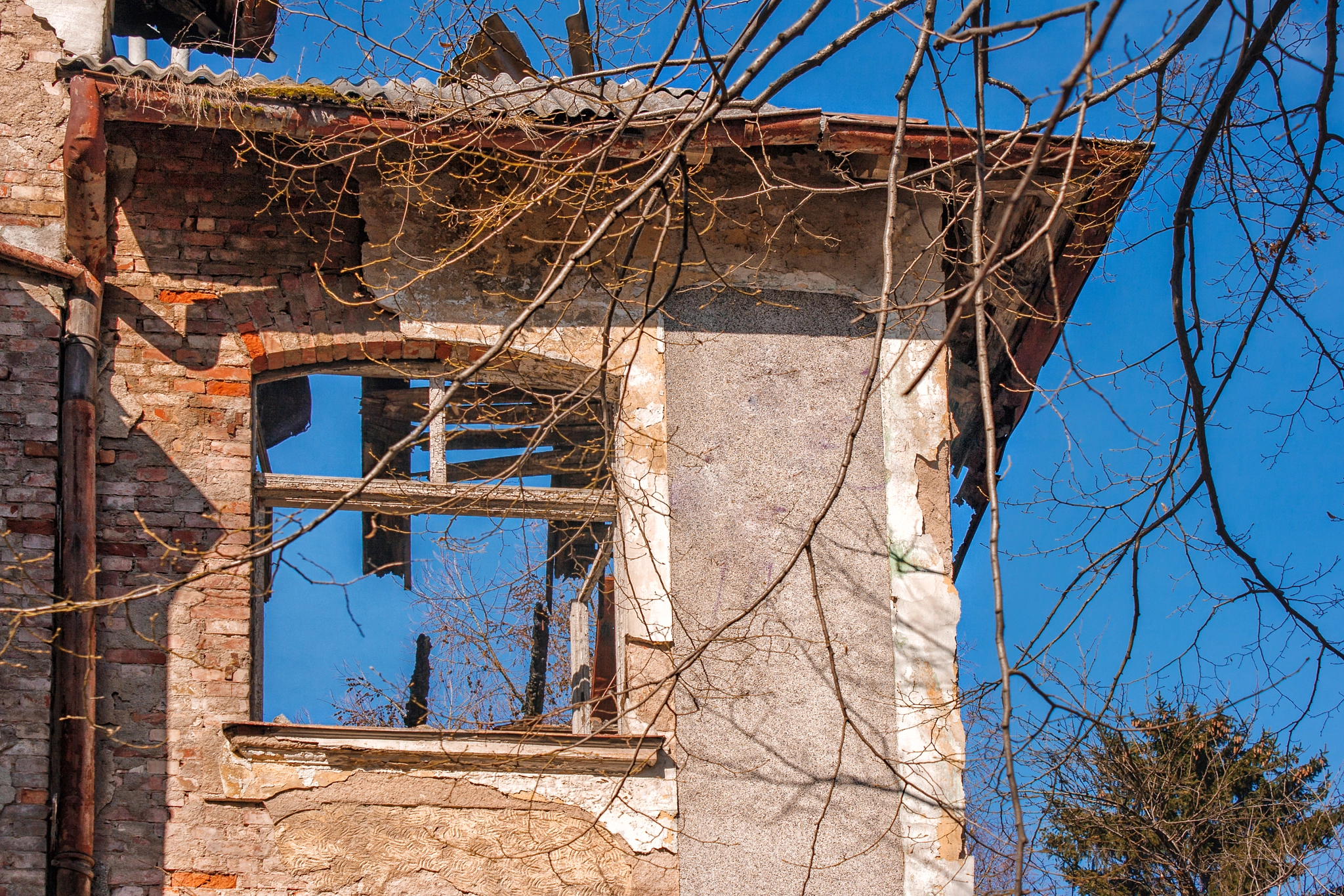 Canon EF-S 18-55mm F3.5-5.6 IS sample photo. Broken window in an abandoned house photography