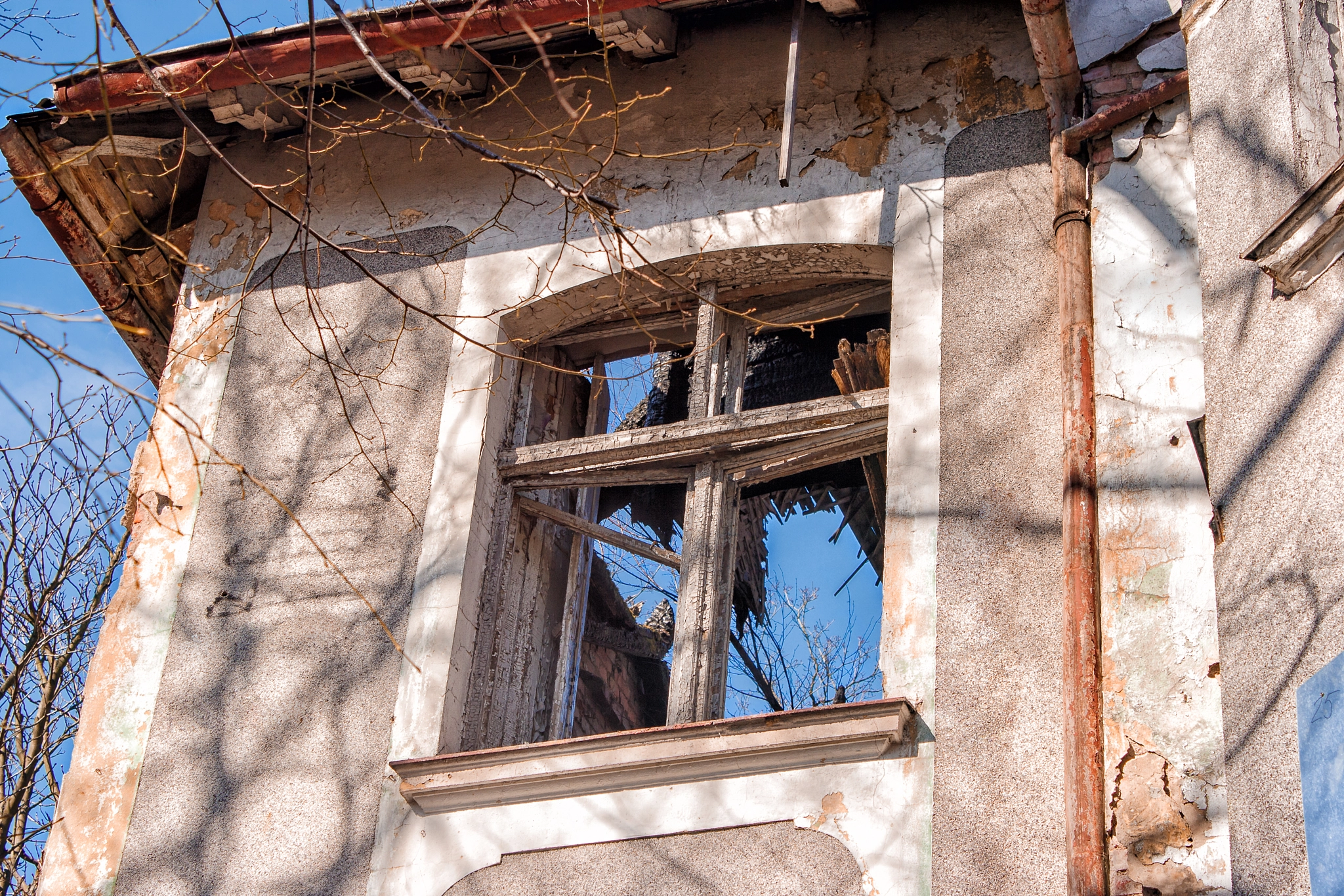 Canon EF-S 18-55mm F3.5-5.6 IS sample photo. Broken window in an abandoned house photography