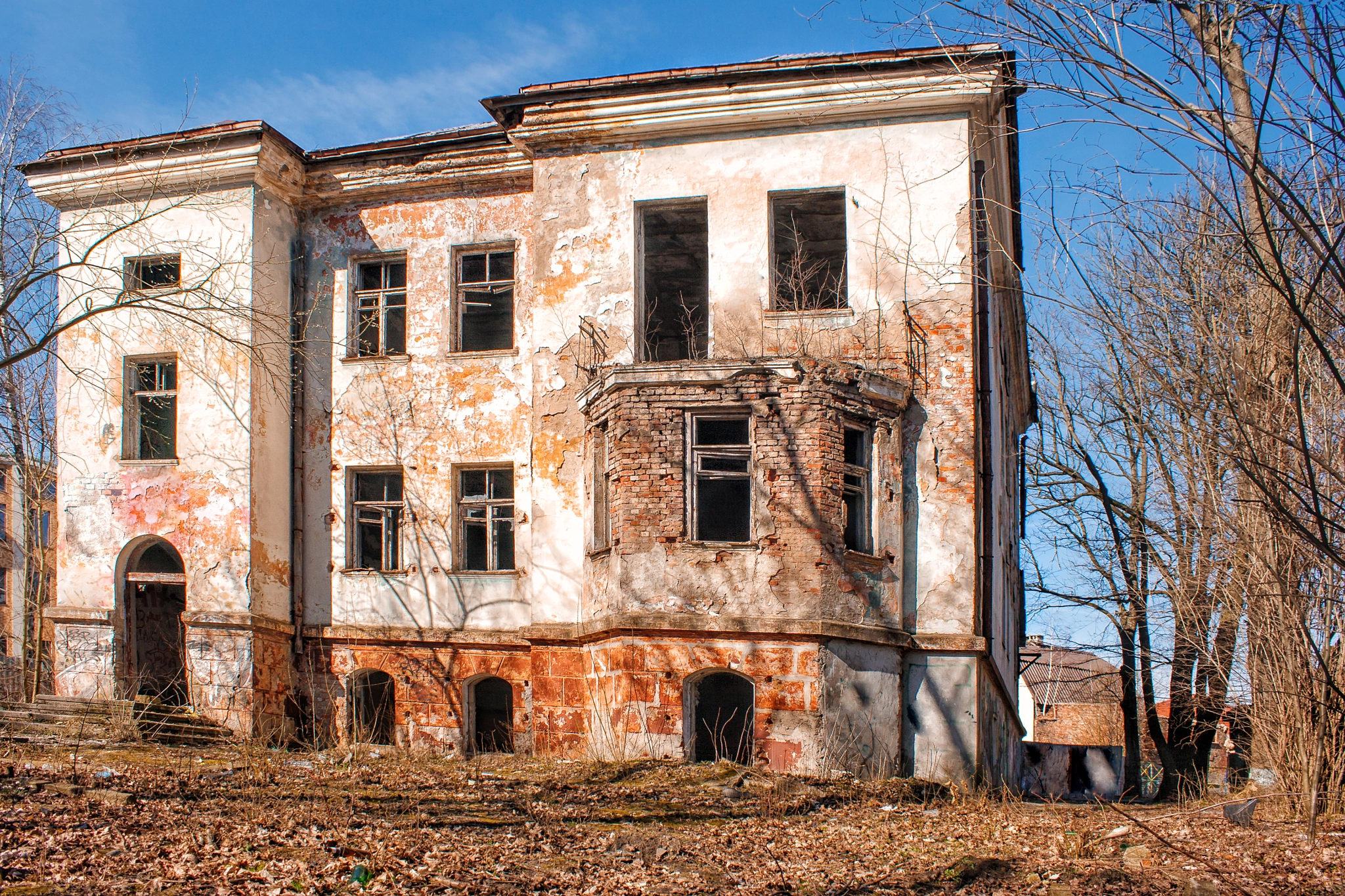 Canon EF-S 18-55mm F3.5-5.6 IS sample photo. Old abandoned house in the city photography