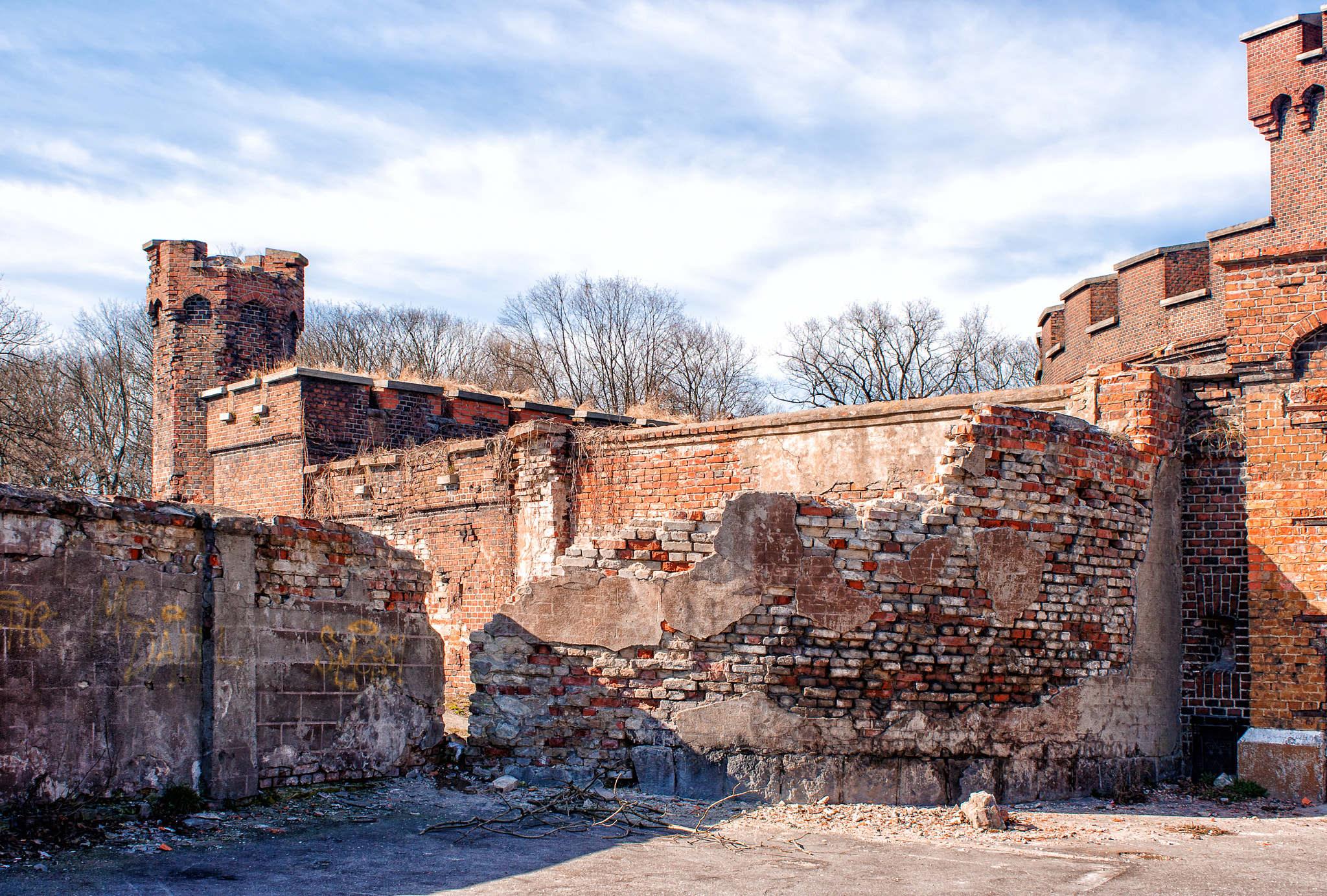 Canon EF-S 18-55mm F3.5-5.6 IS sample photo. Ruined wall of an old fortress photography